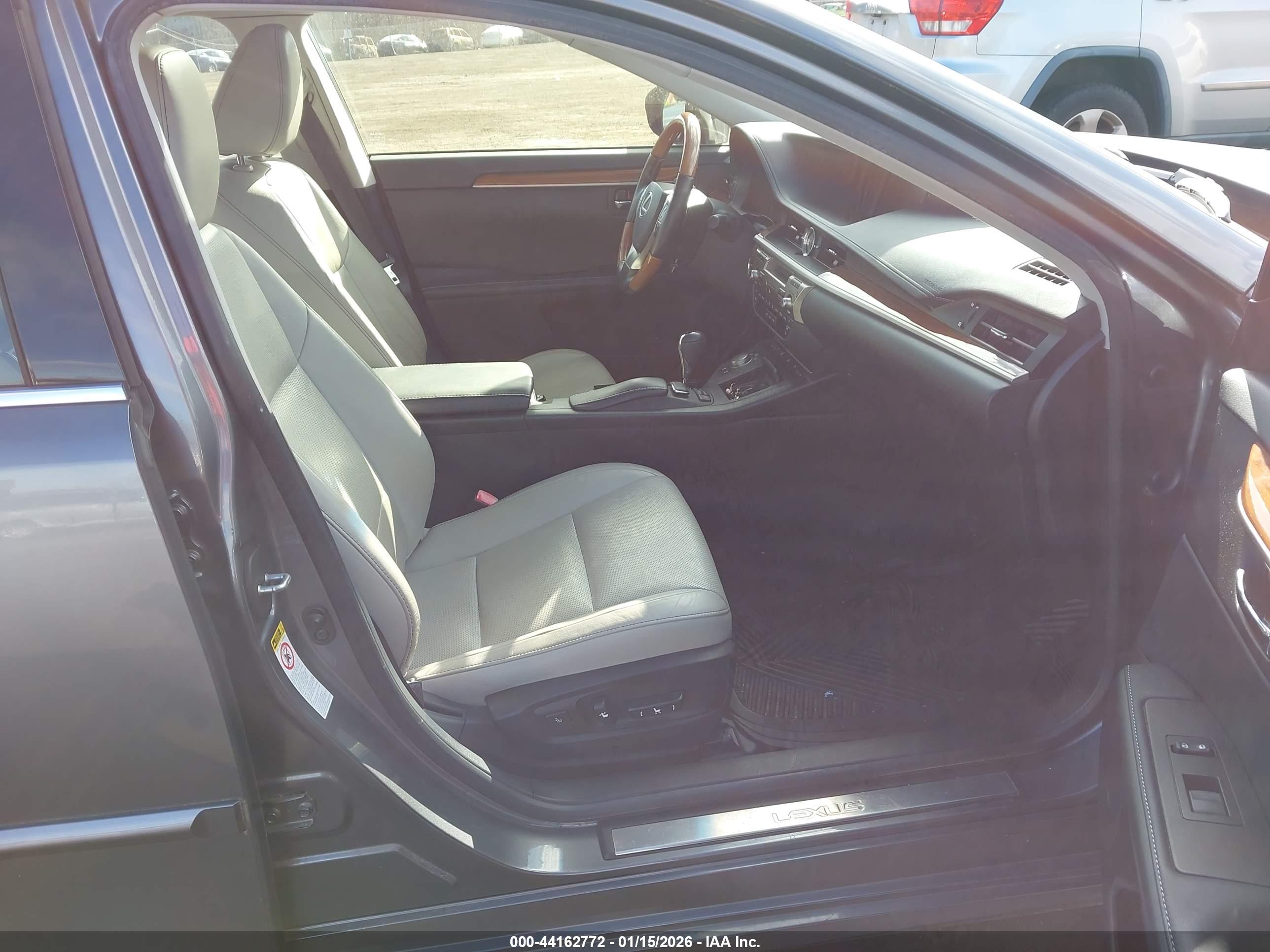 LEXUS ES image 5