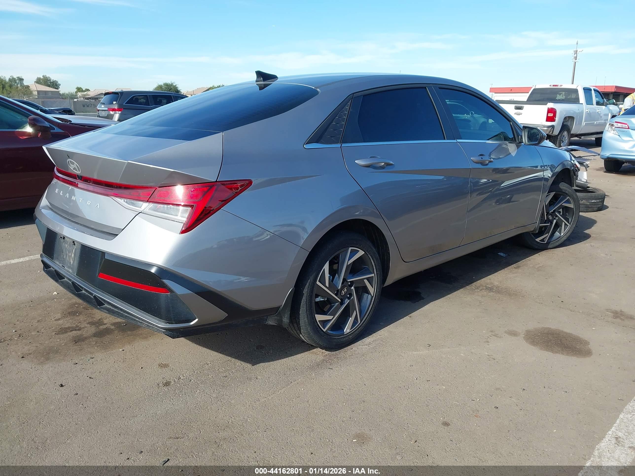 HYUNDAI ELANTRA image 4