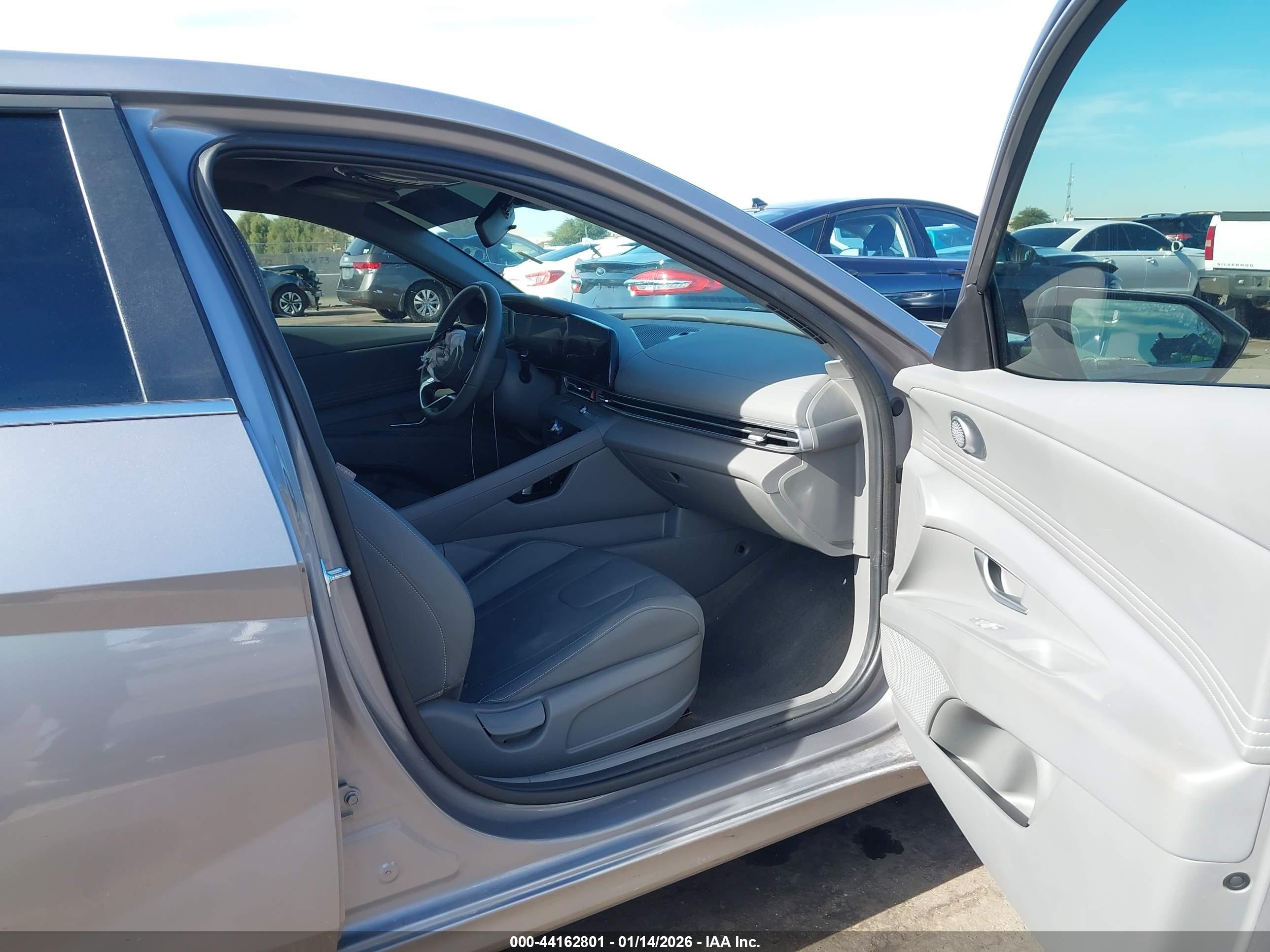 HYUNDAI ELANTRA image 5
