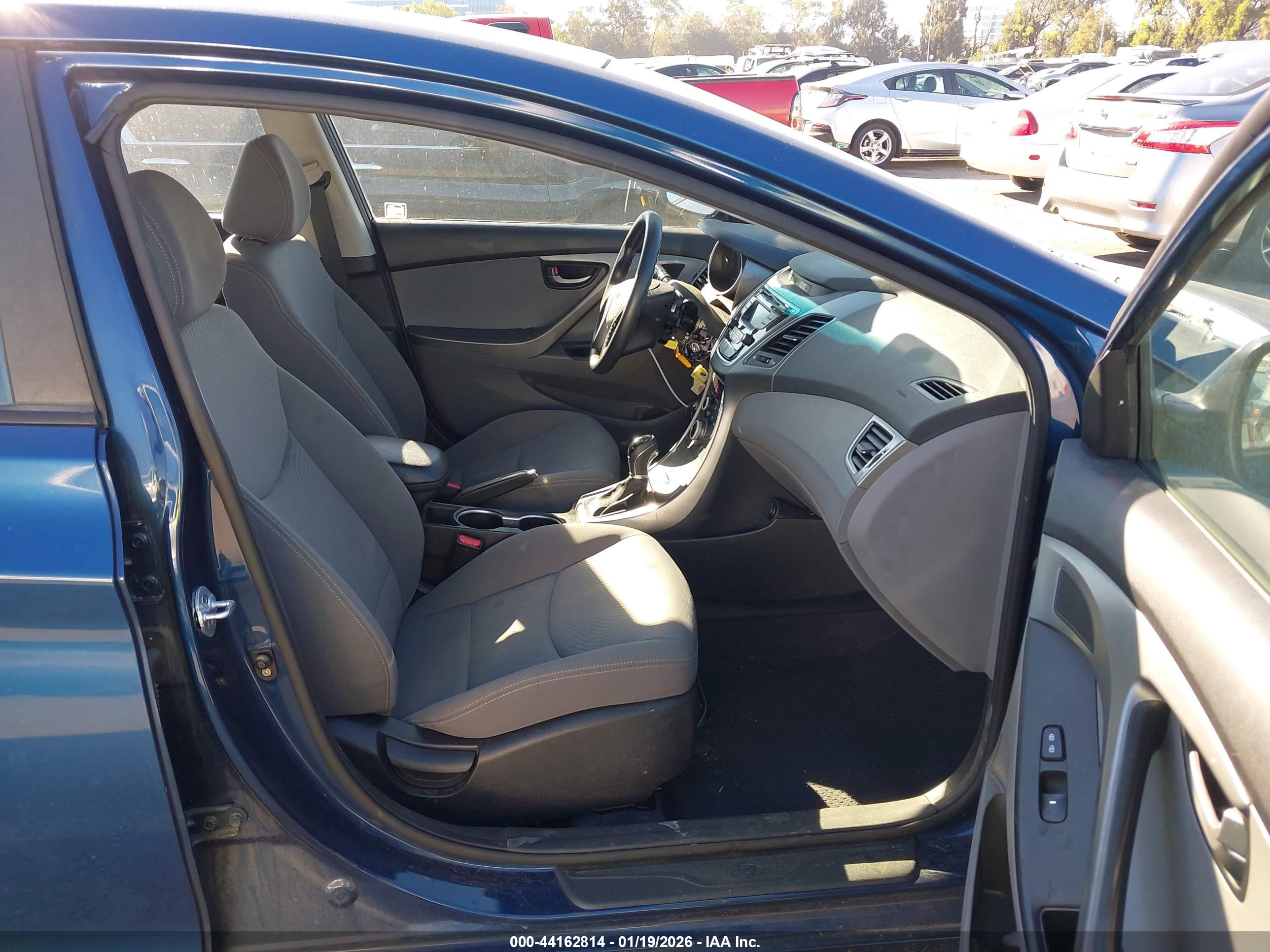 HYUNDAI ELANTRA image 5
