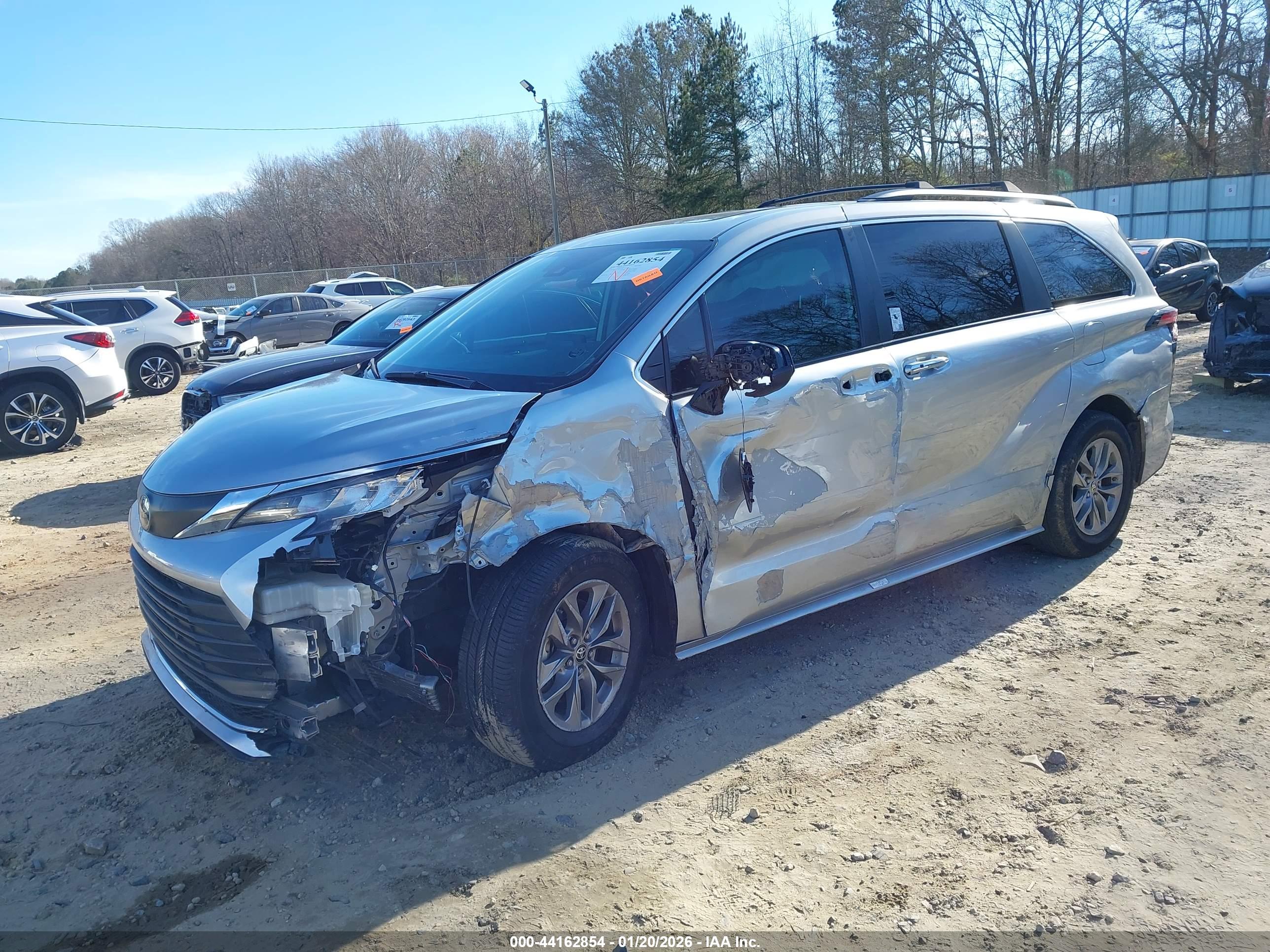 TOYOTA SIENNA image 2
