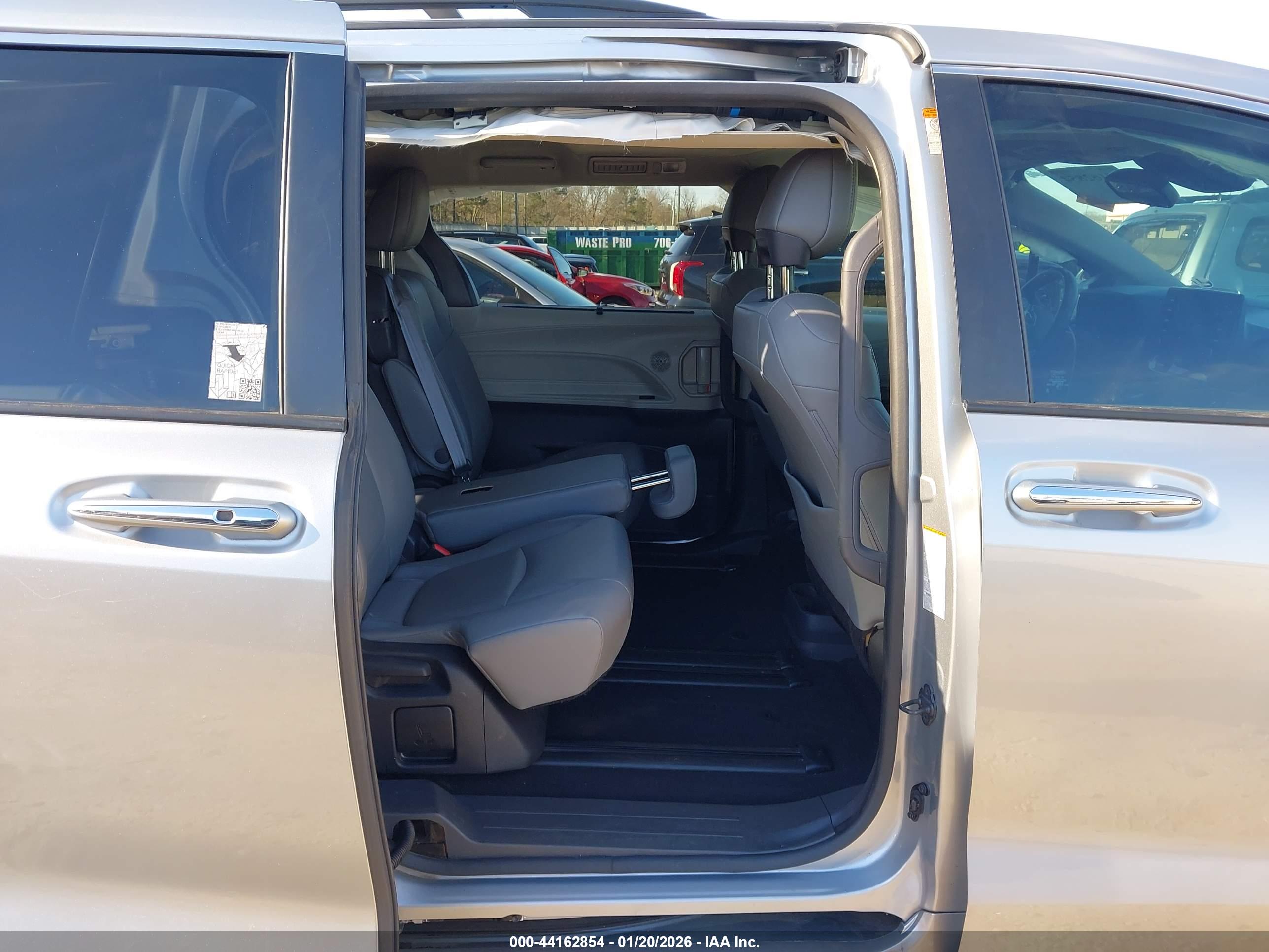 TOYOTA SIENNA image 8