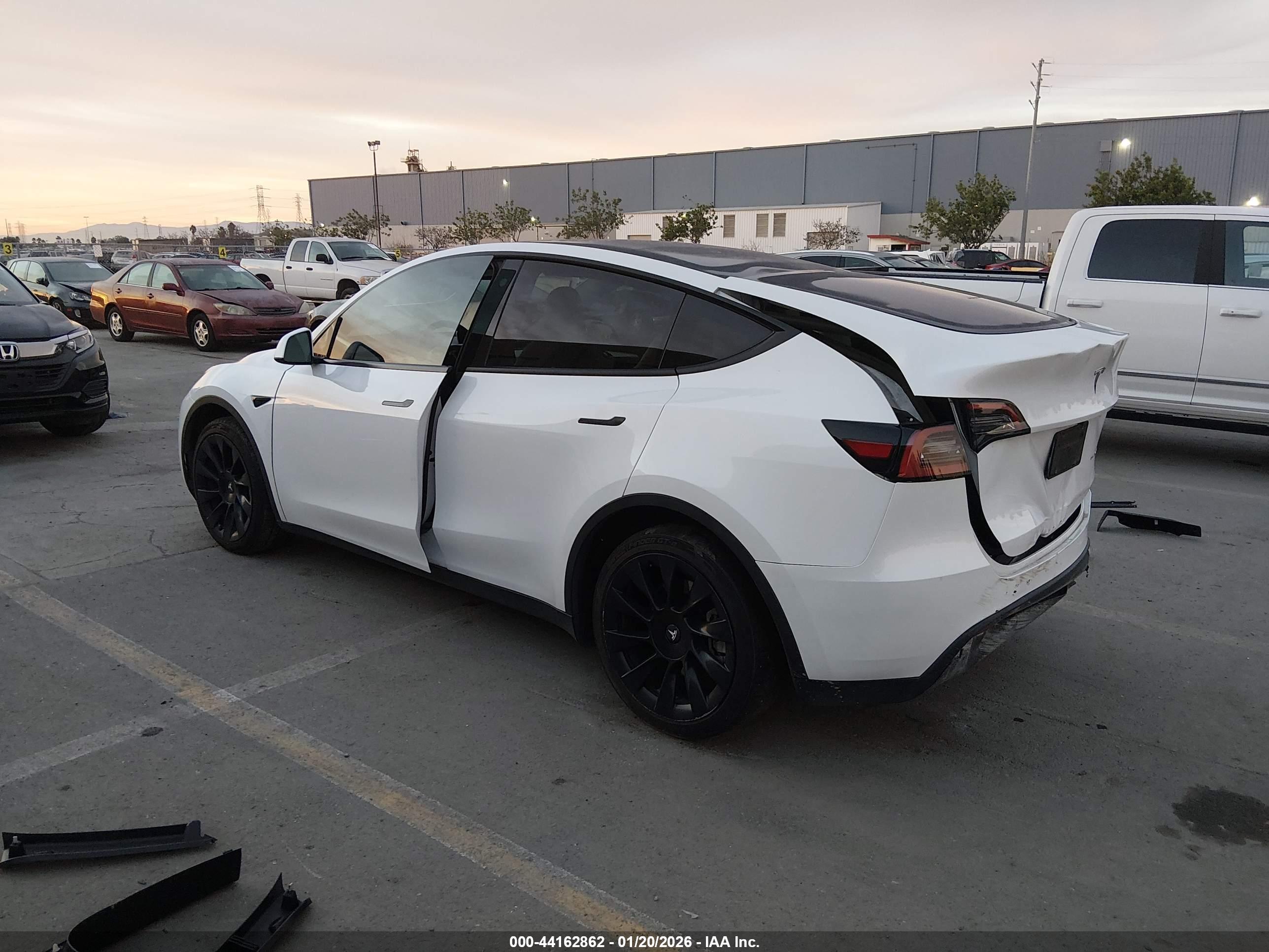 TESLA MODEL image 3