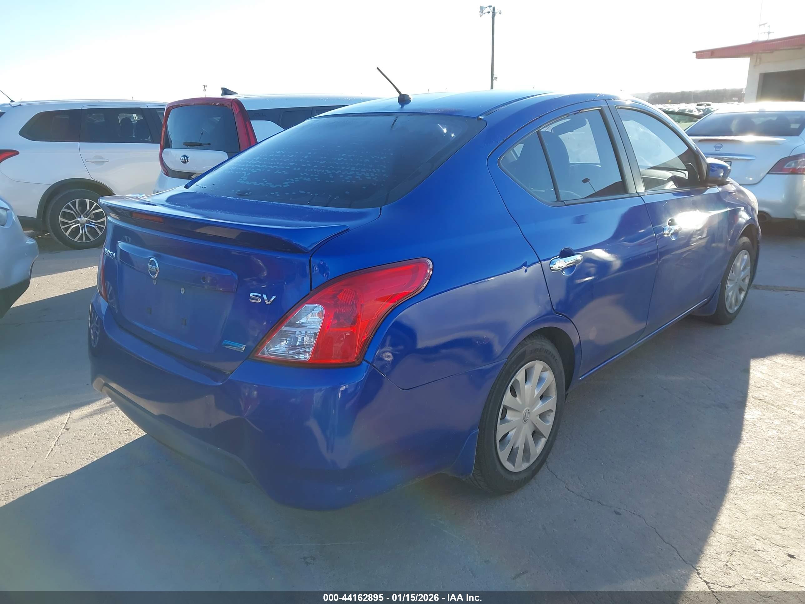 NISSAN VERSA image 4