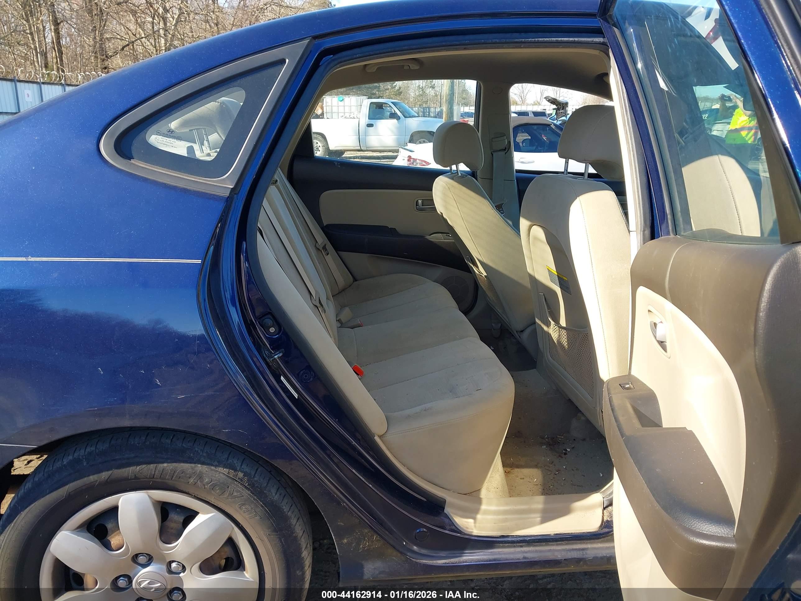 HYUNDAI ELANTRA image 8