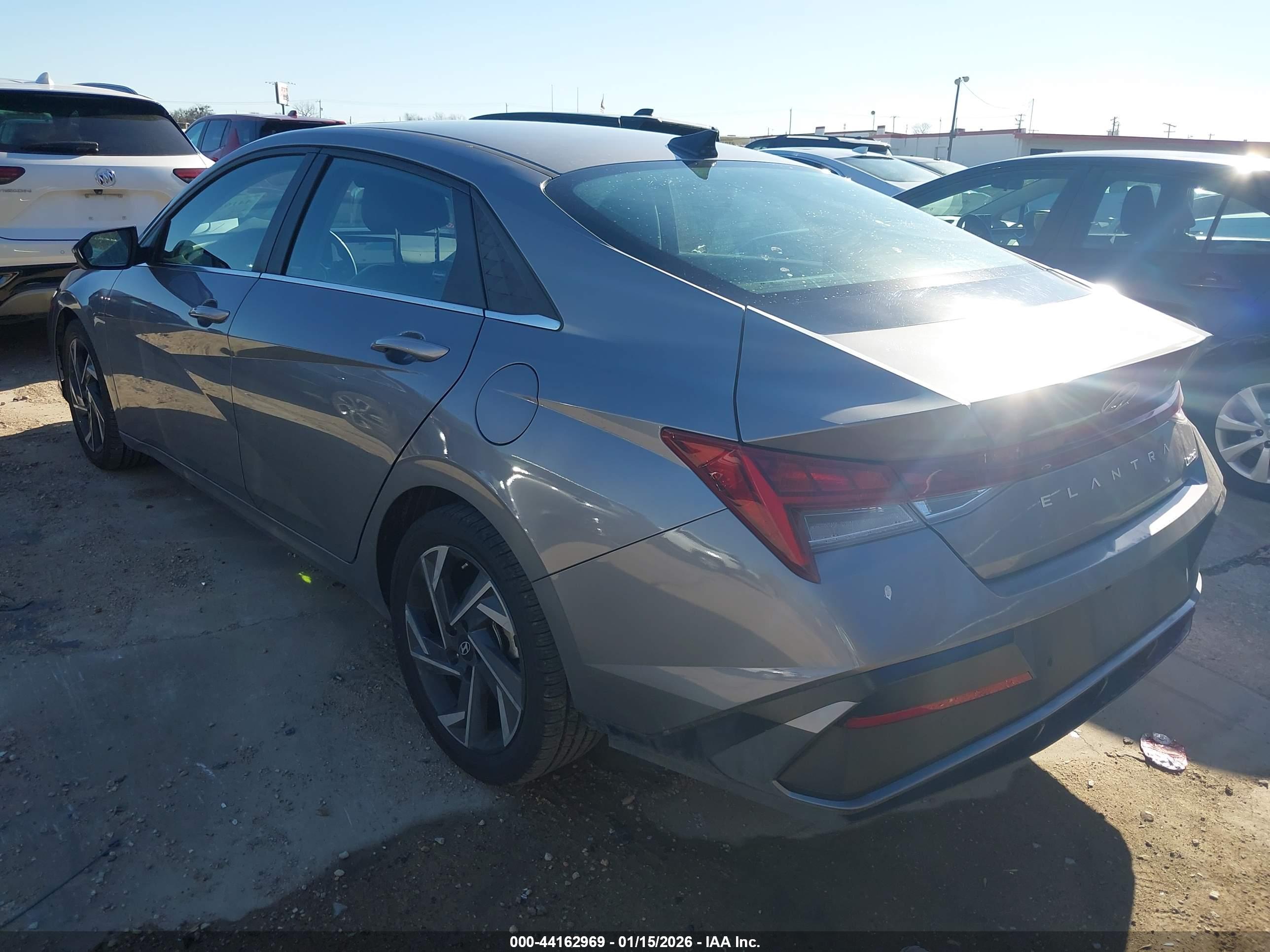 HYUNDAI ELANTRA image 3