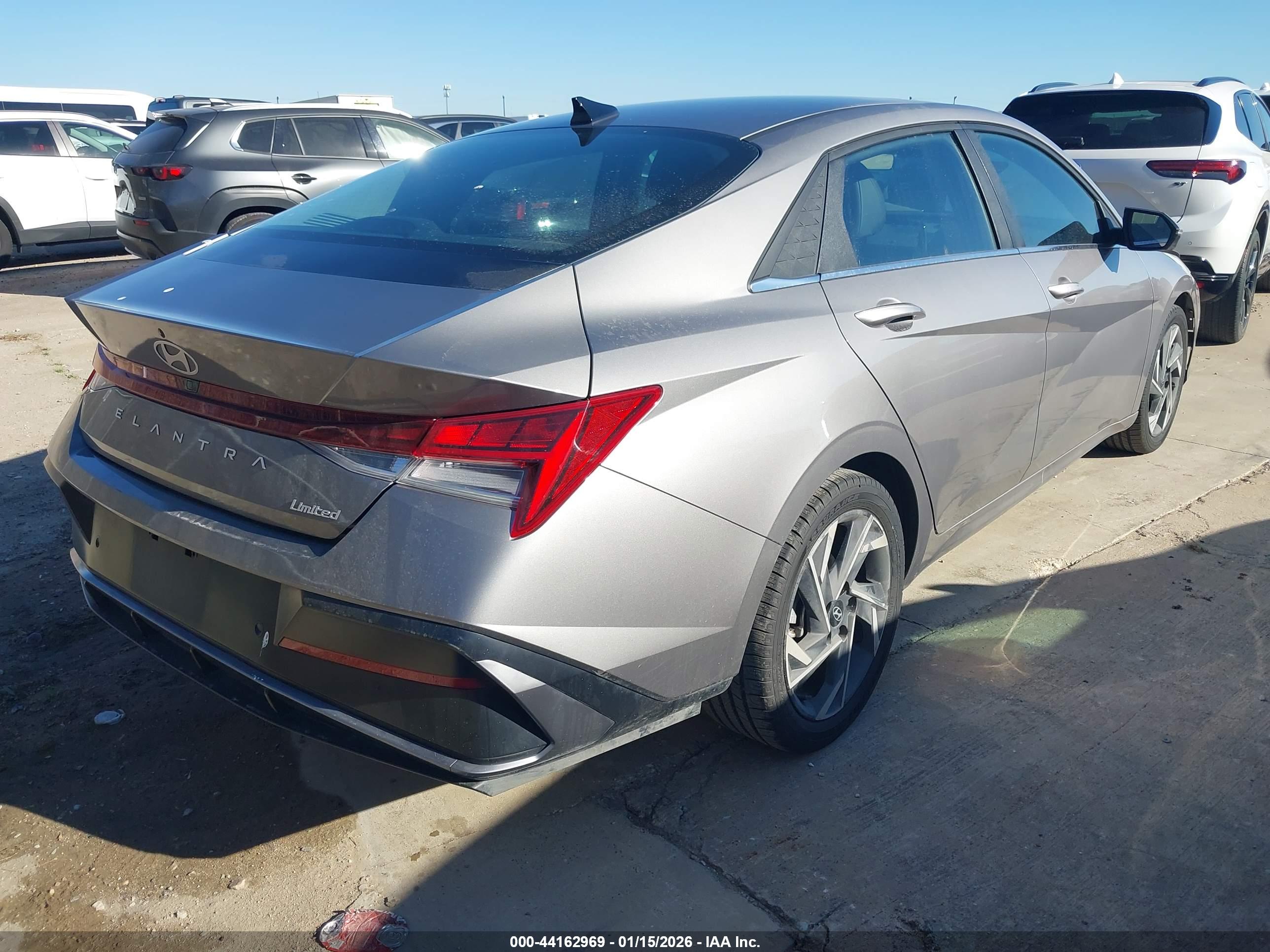 HYUNDAI ELANTRA image 4