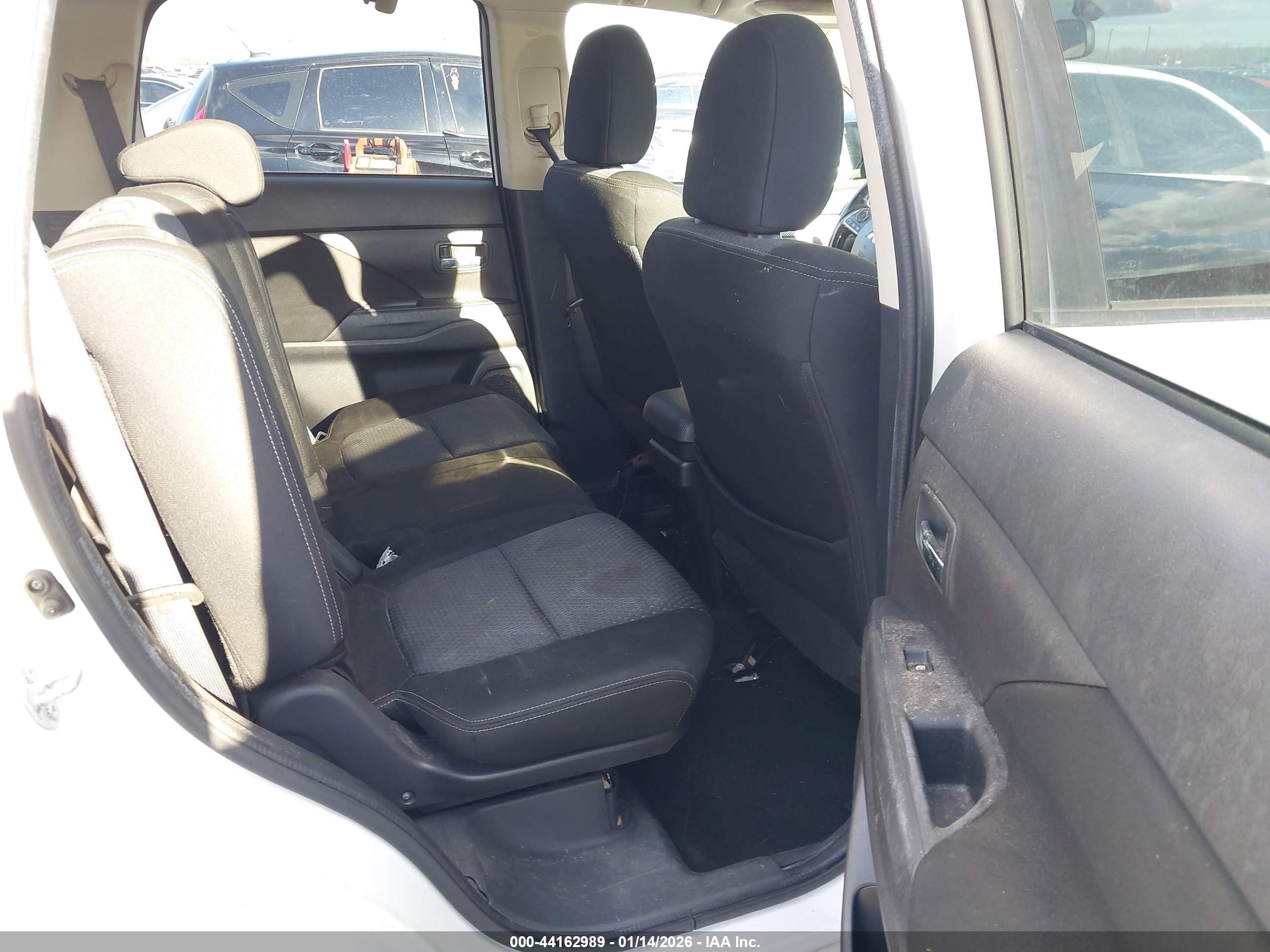 MITSUBISHI OUTLANDER image 8