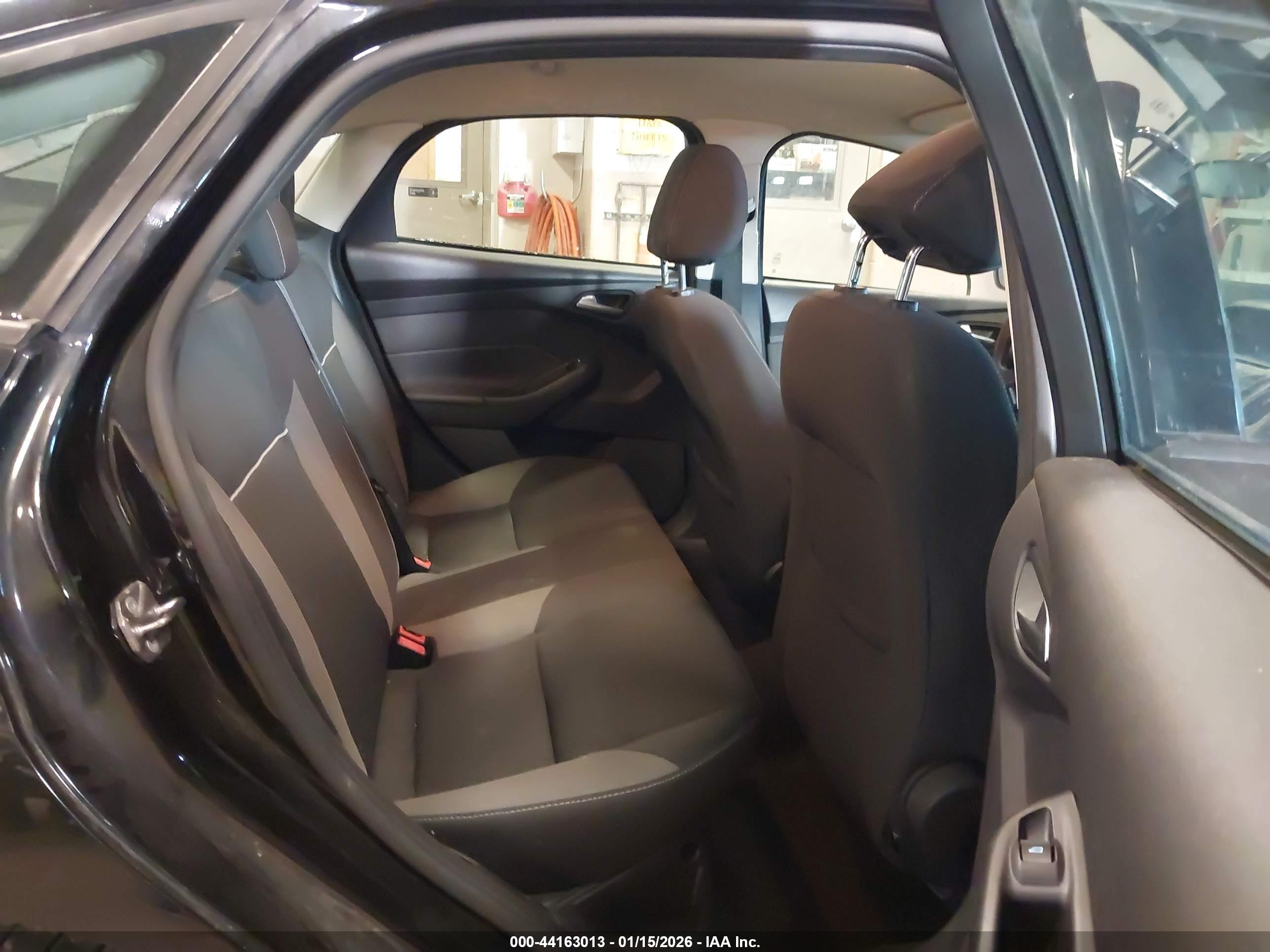 FORD FOCUS image 8