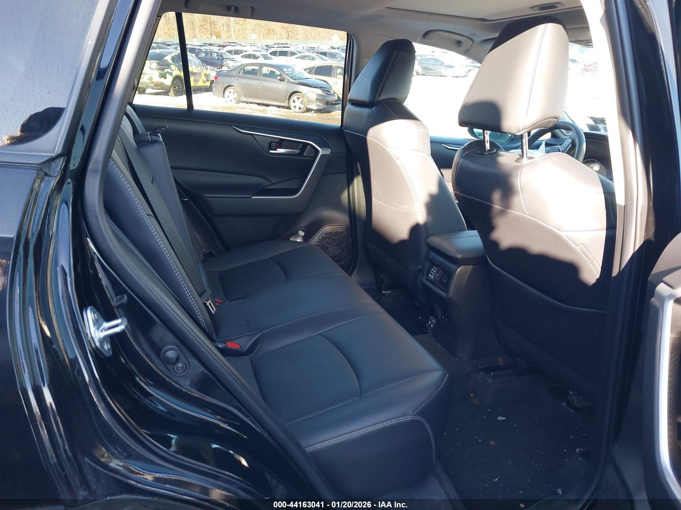 TOYOTA RAV4 image 8