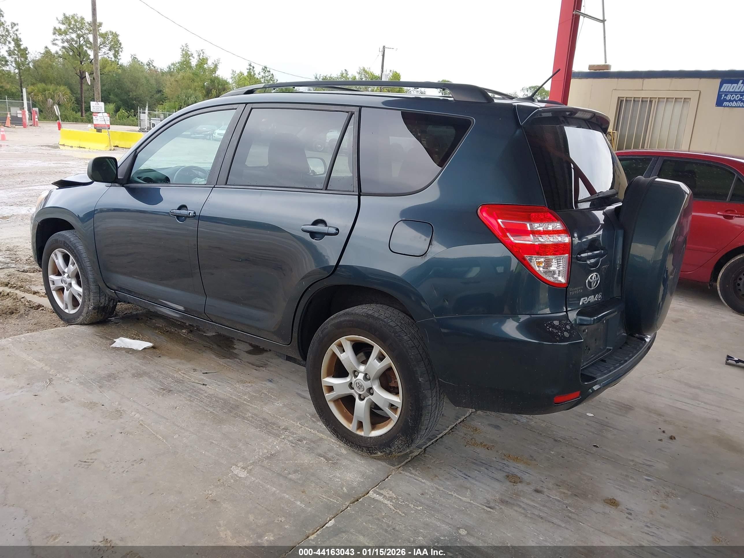 TOYOTA RAV4 image 3