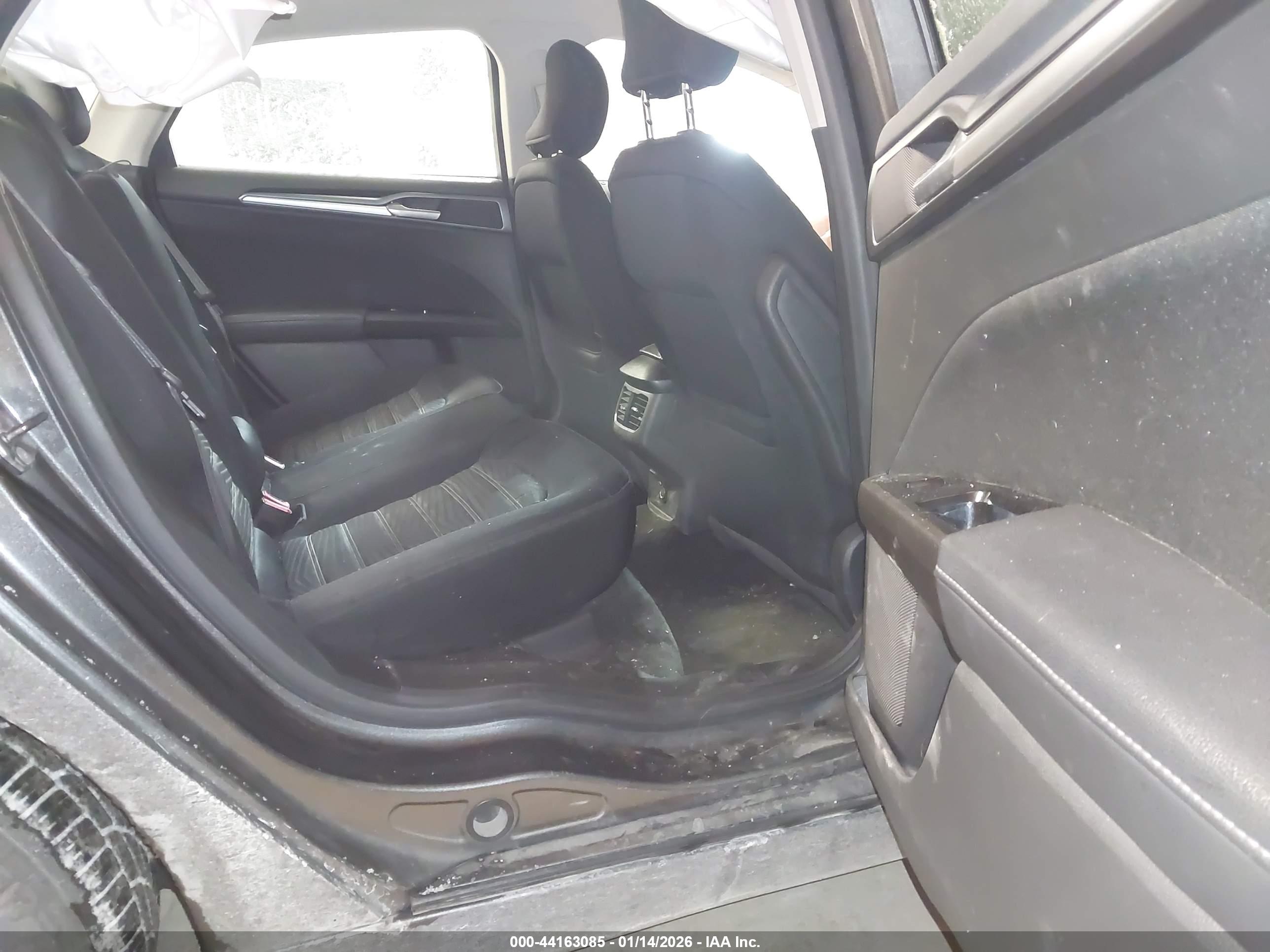 FORD FUSION image 8
