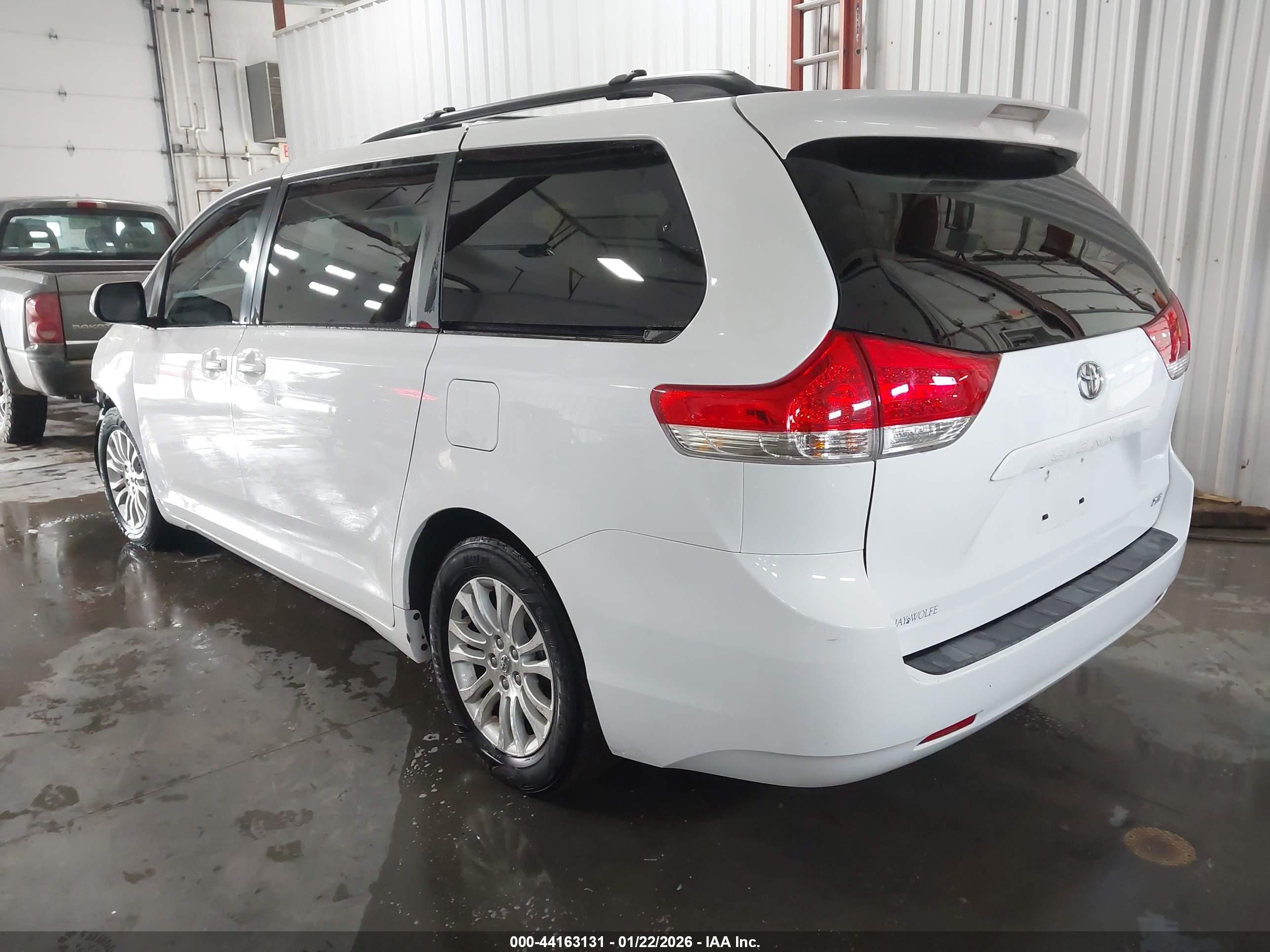 TOYOTA SIENNA image 3