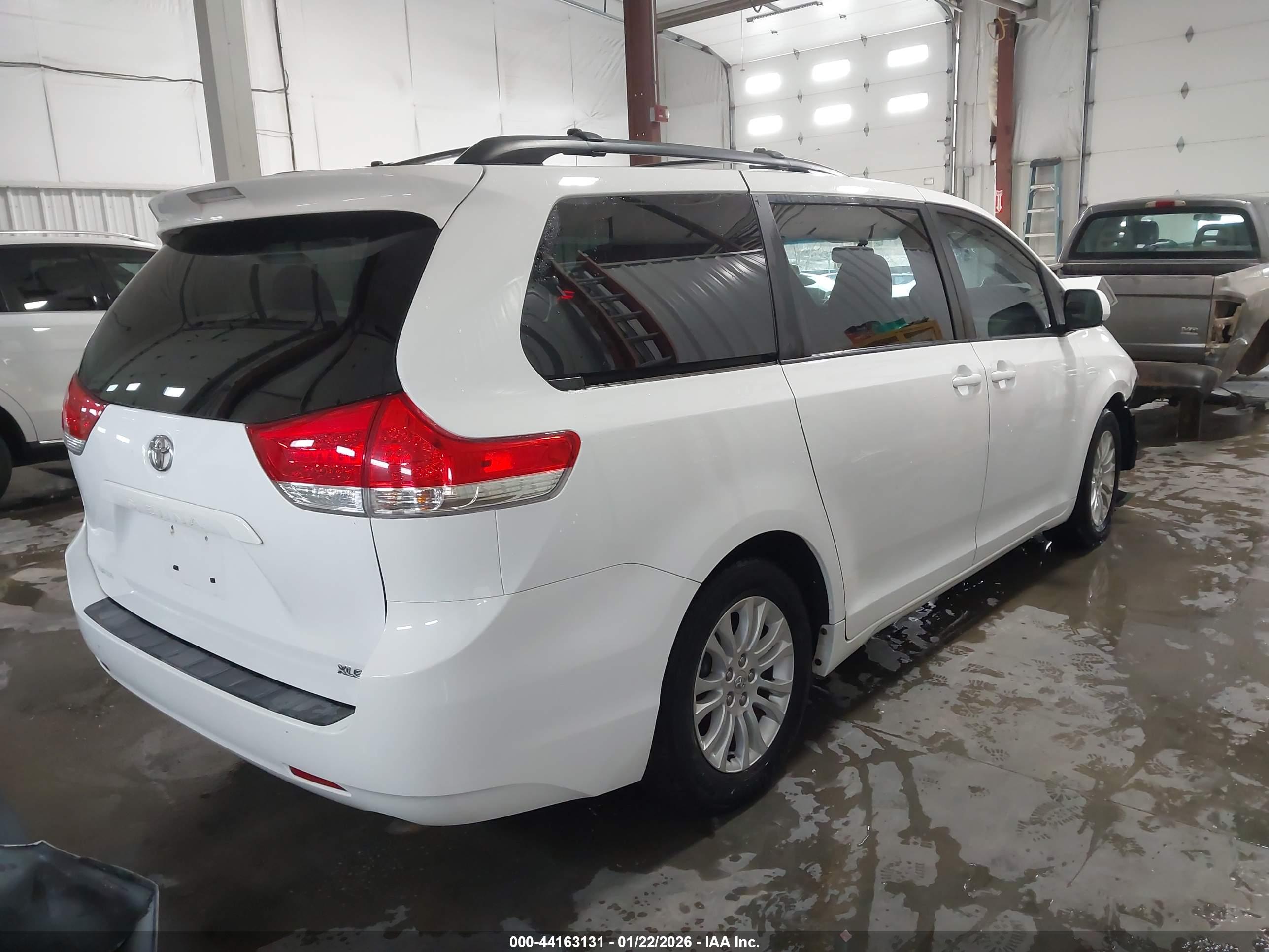 TOYOTA SIENNA image 4