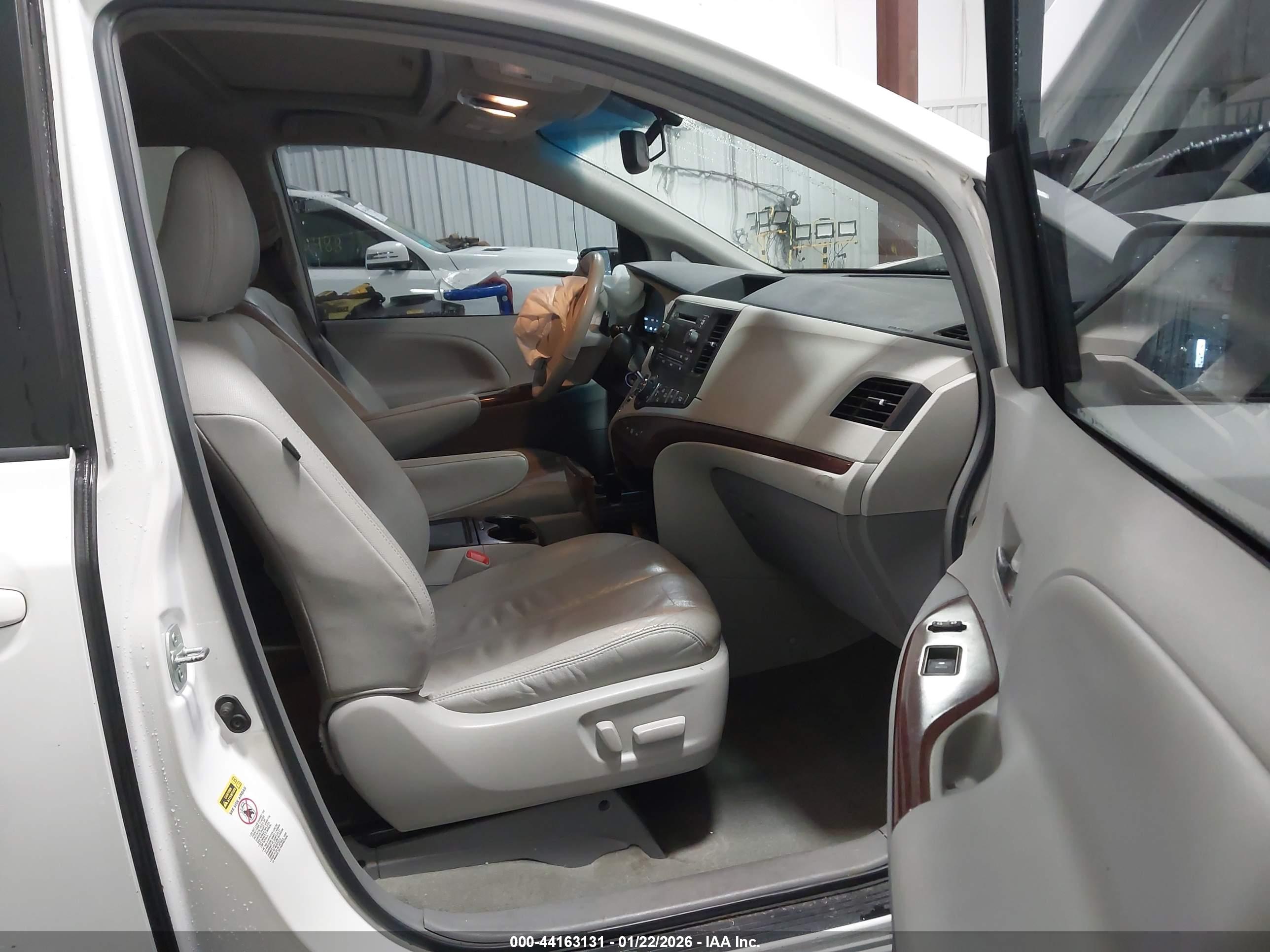 TOYOTA SIENNA image 5