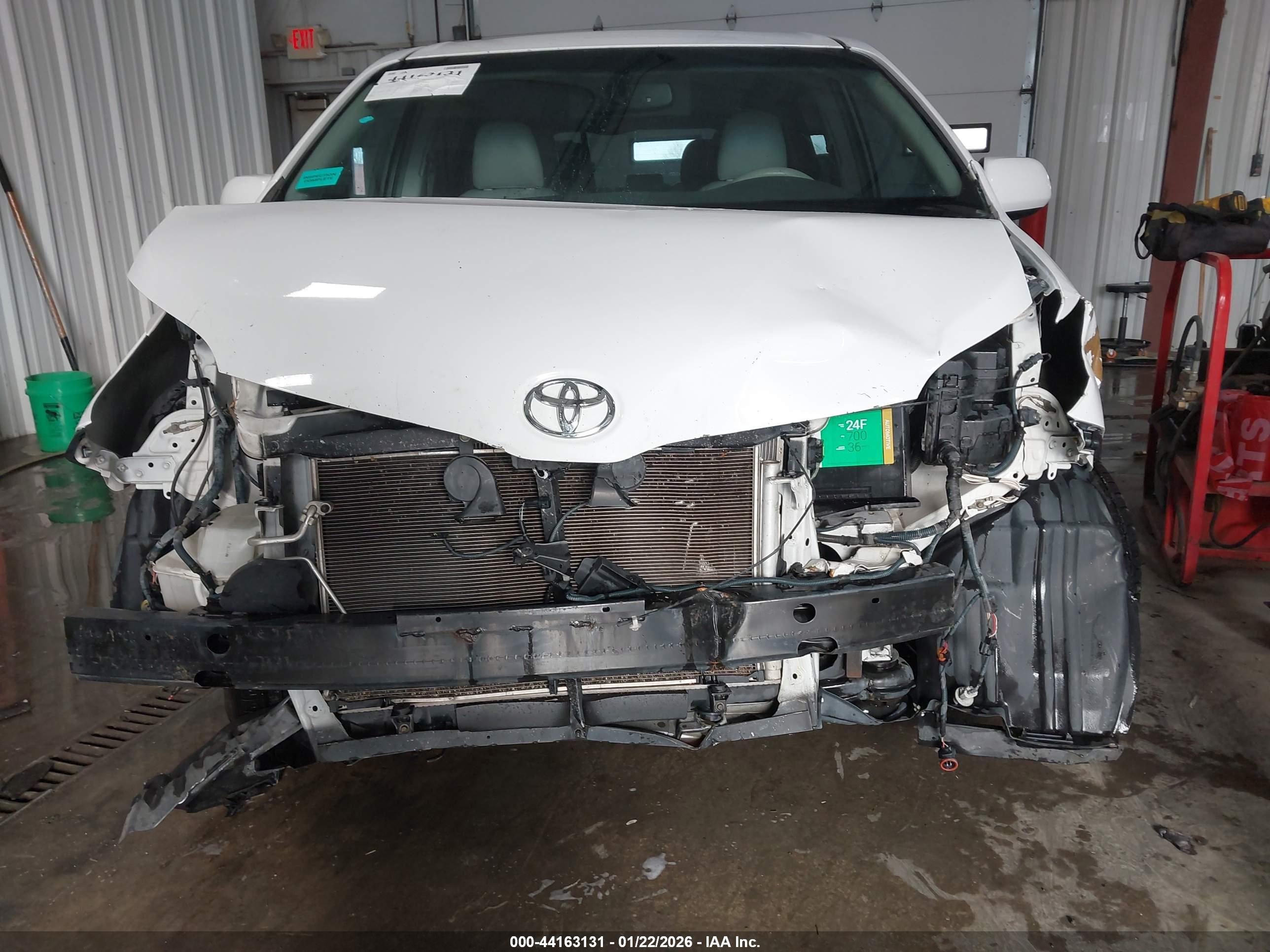 TOYOTA SIENNA image 6