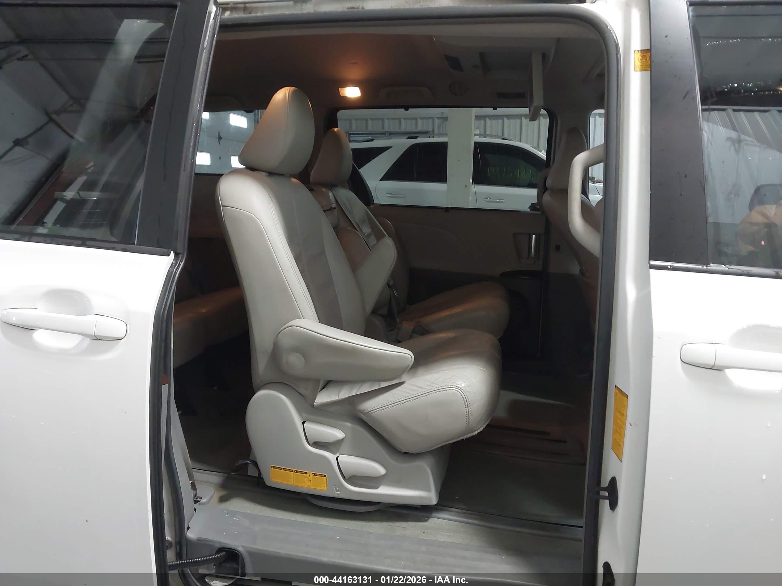 TOYOTA SIENNA image 8