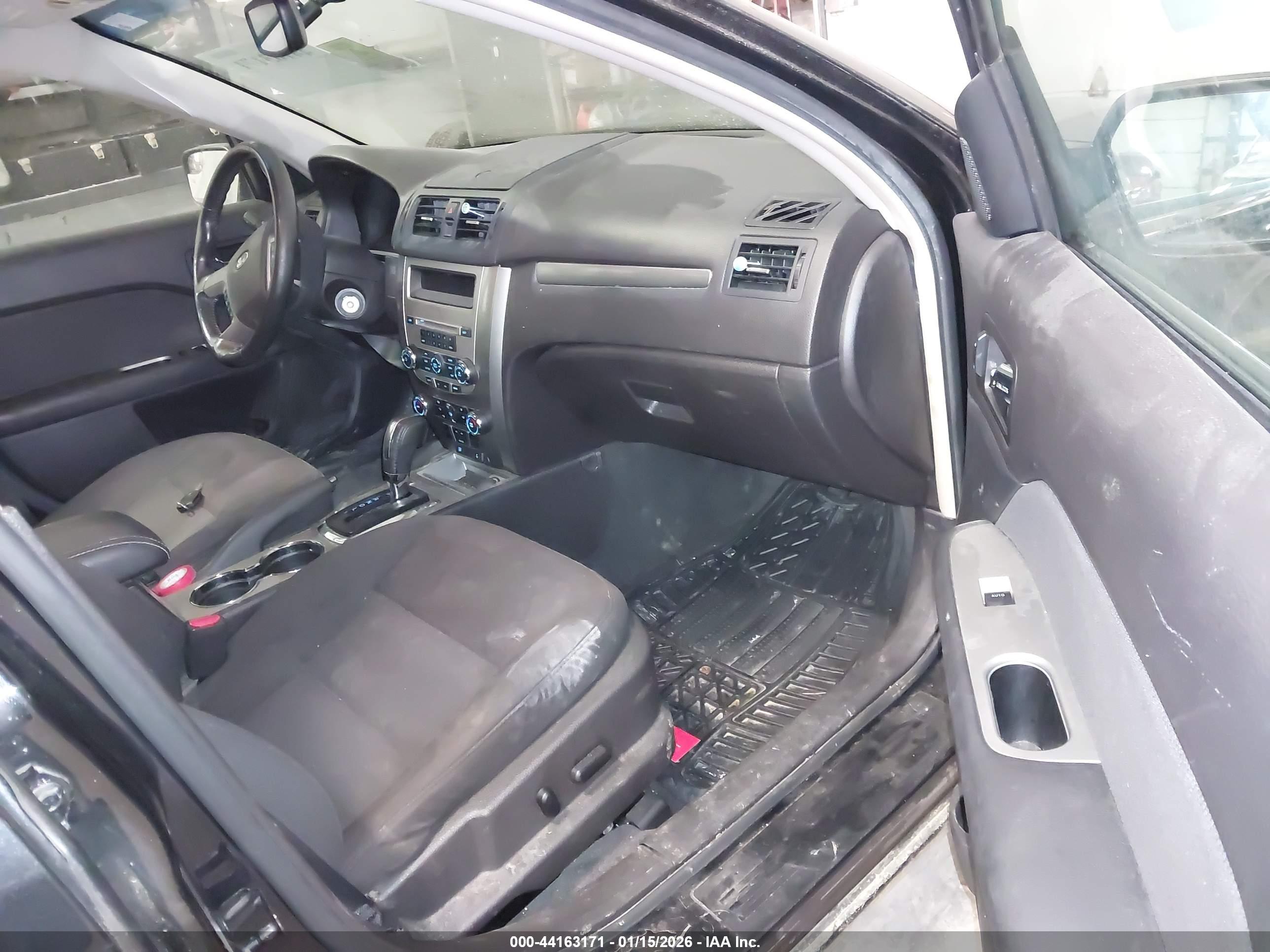 FORD FUSION image 5