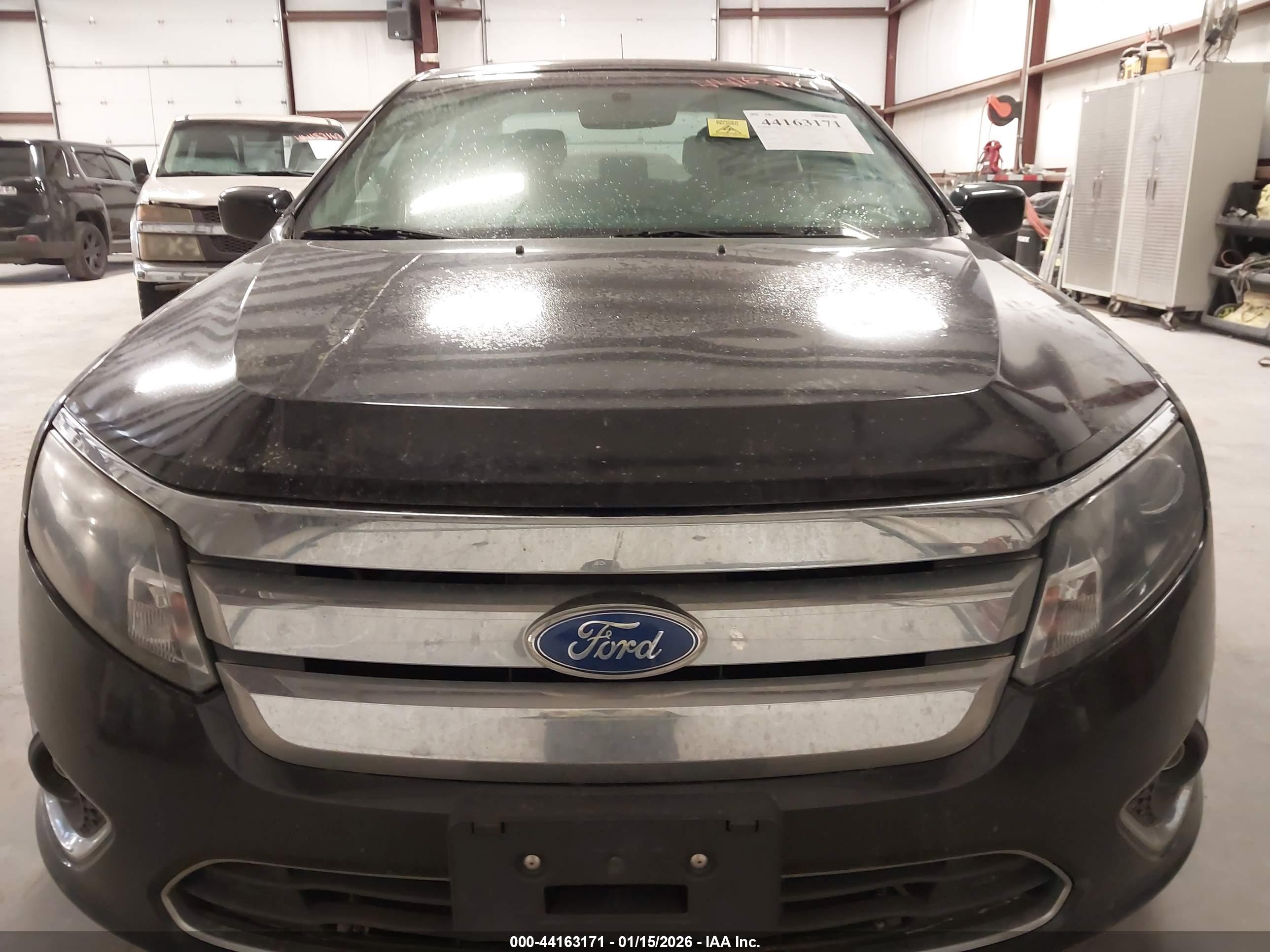 FORD FUSION image 6