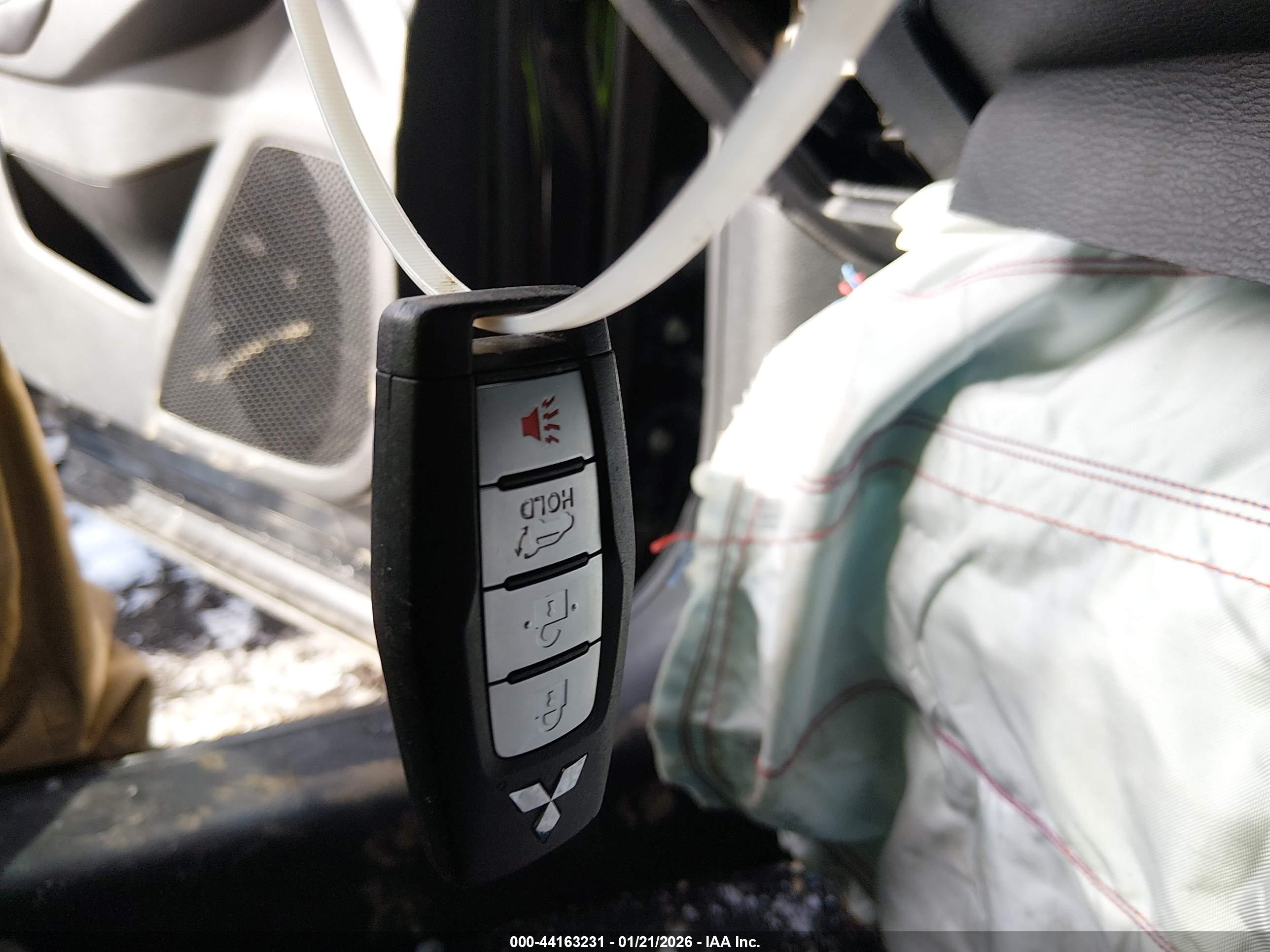 MITSUBISHI OUTLANDER image 11