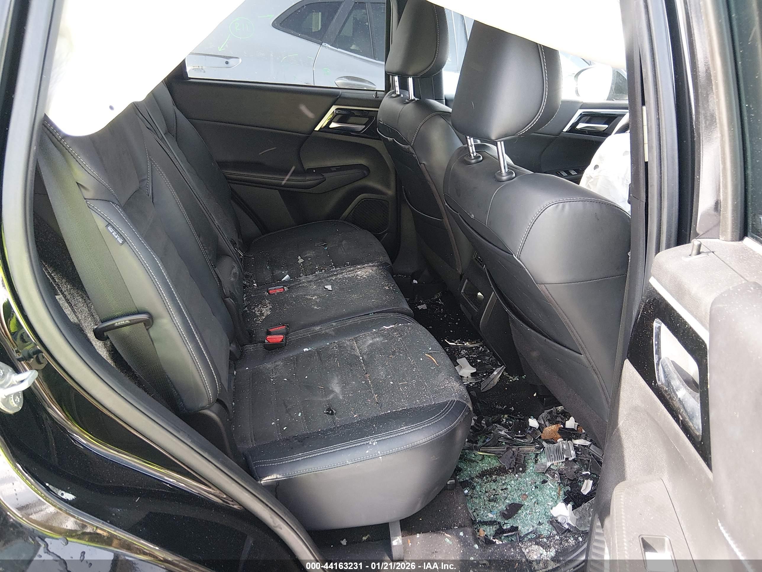 MITSUBISHI OUTLANDER image 8