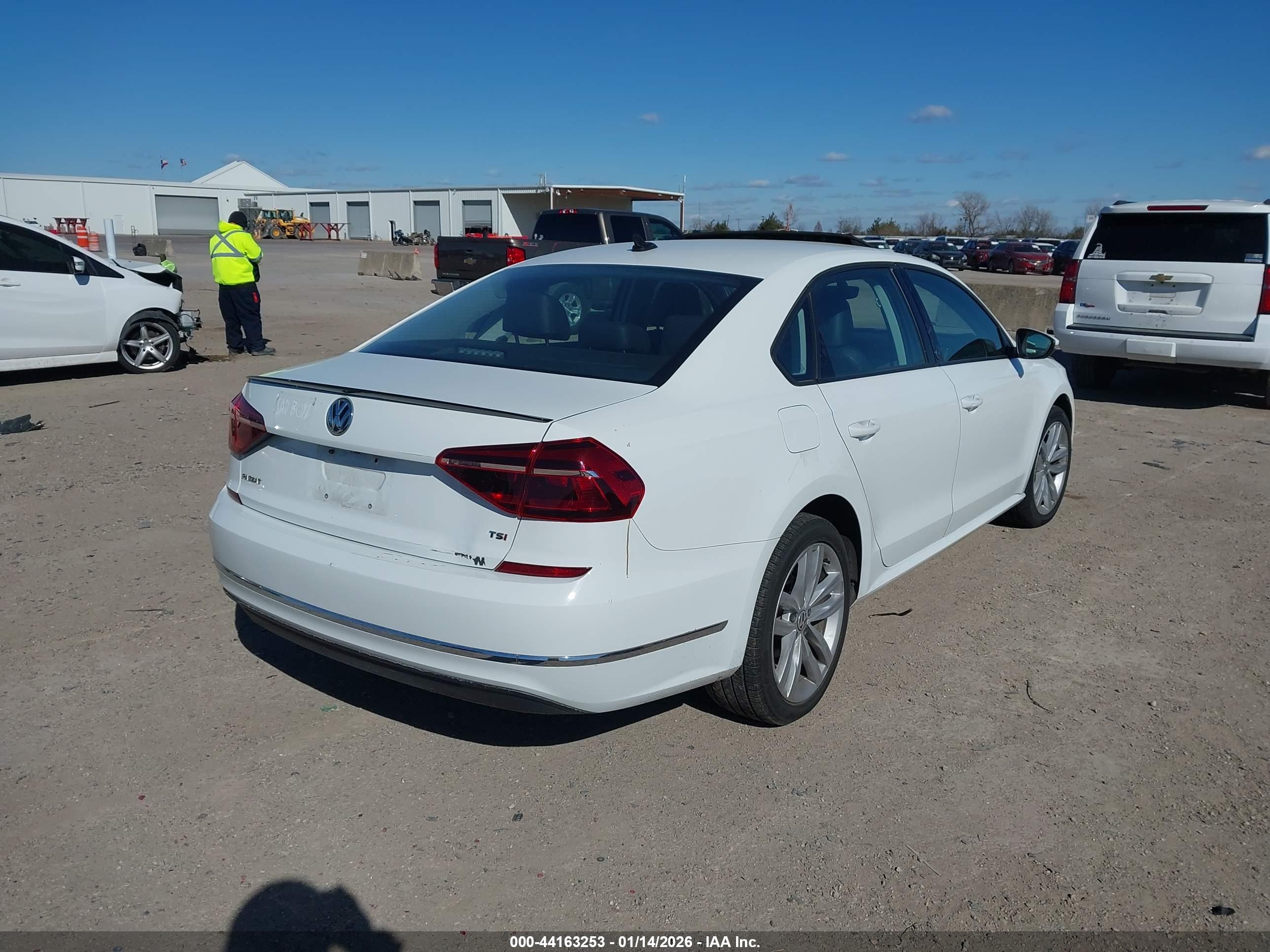 VOLKSWAGEN PASSAT image 4