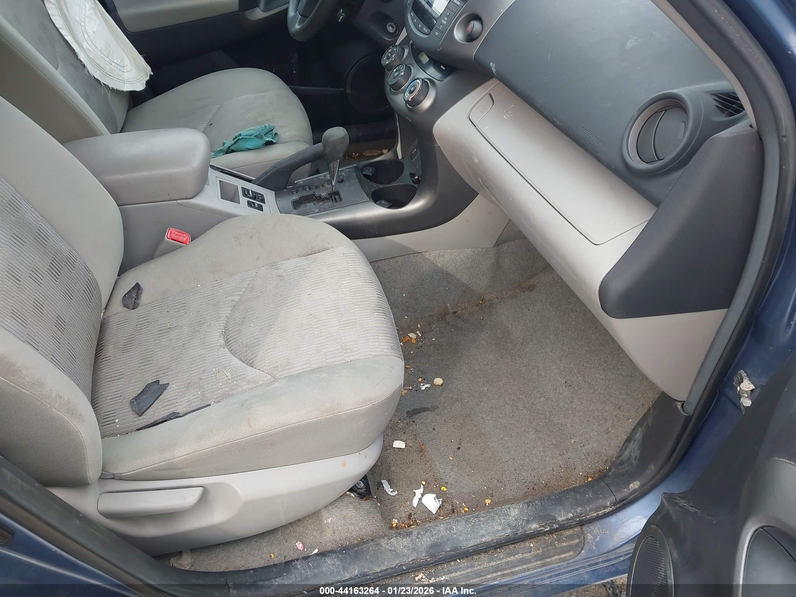 TOYOTA RAV4 image 5