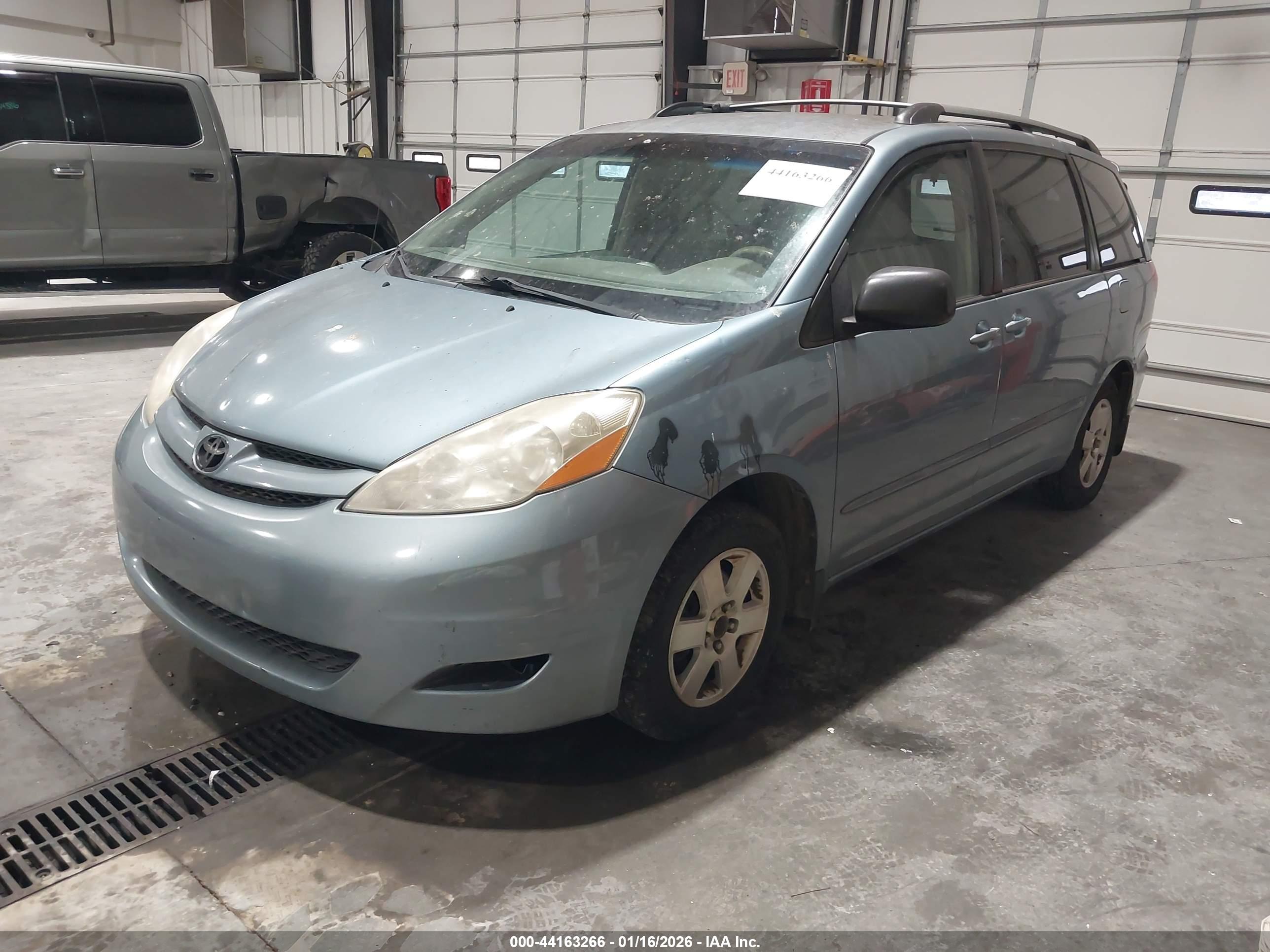 TOYOTA SIENNA image 2