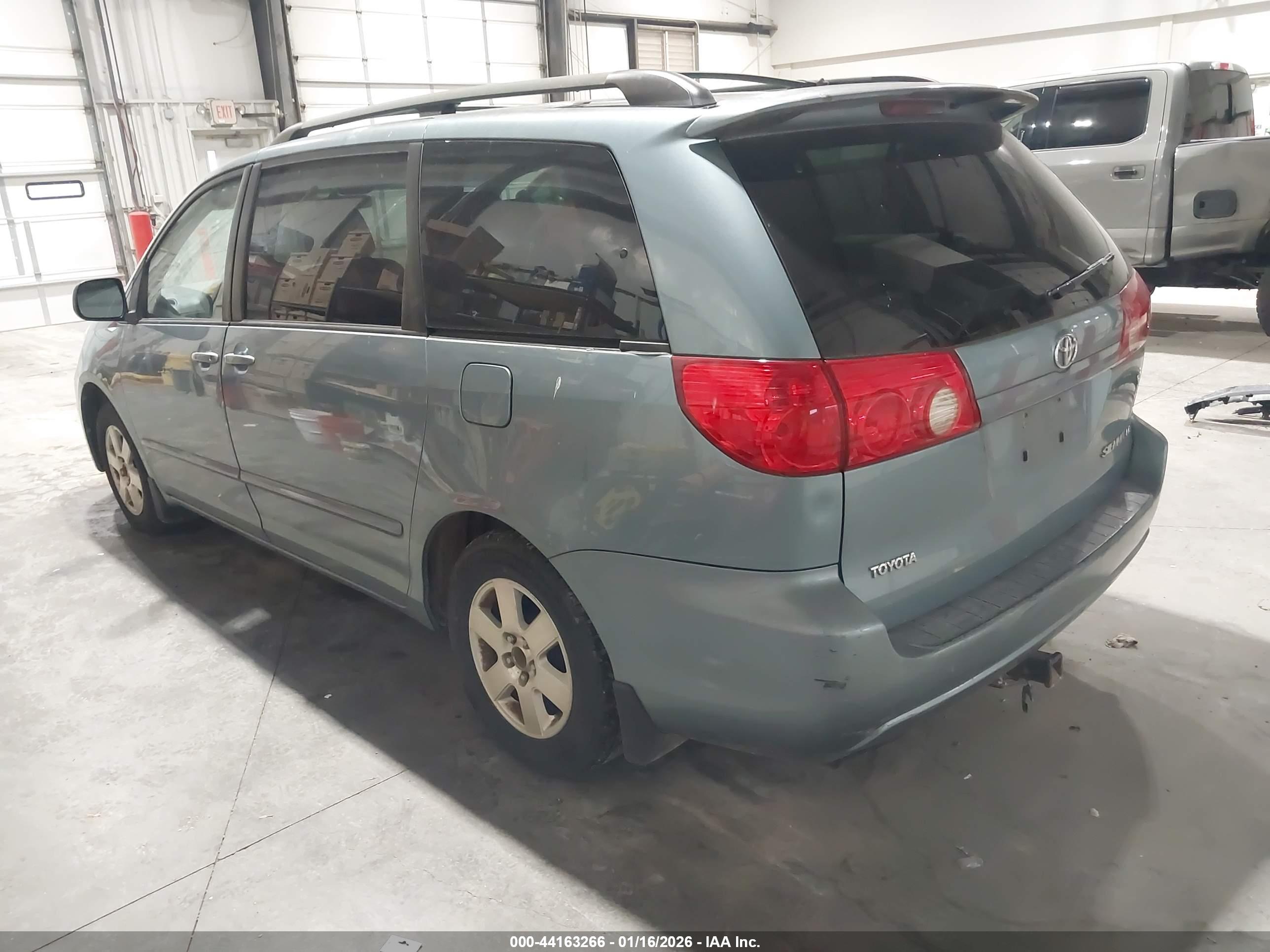 TOYOTA SIENNA image 3