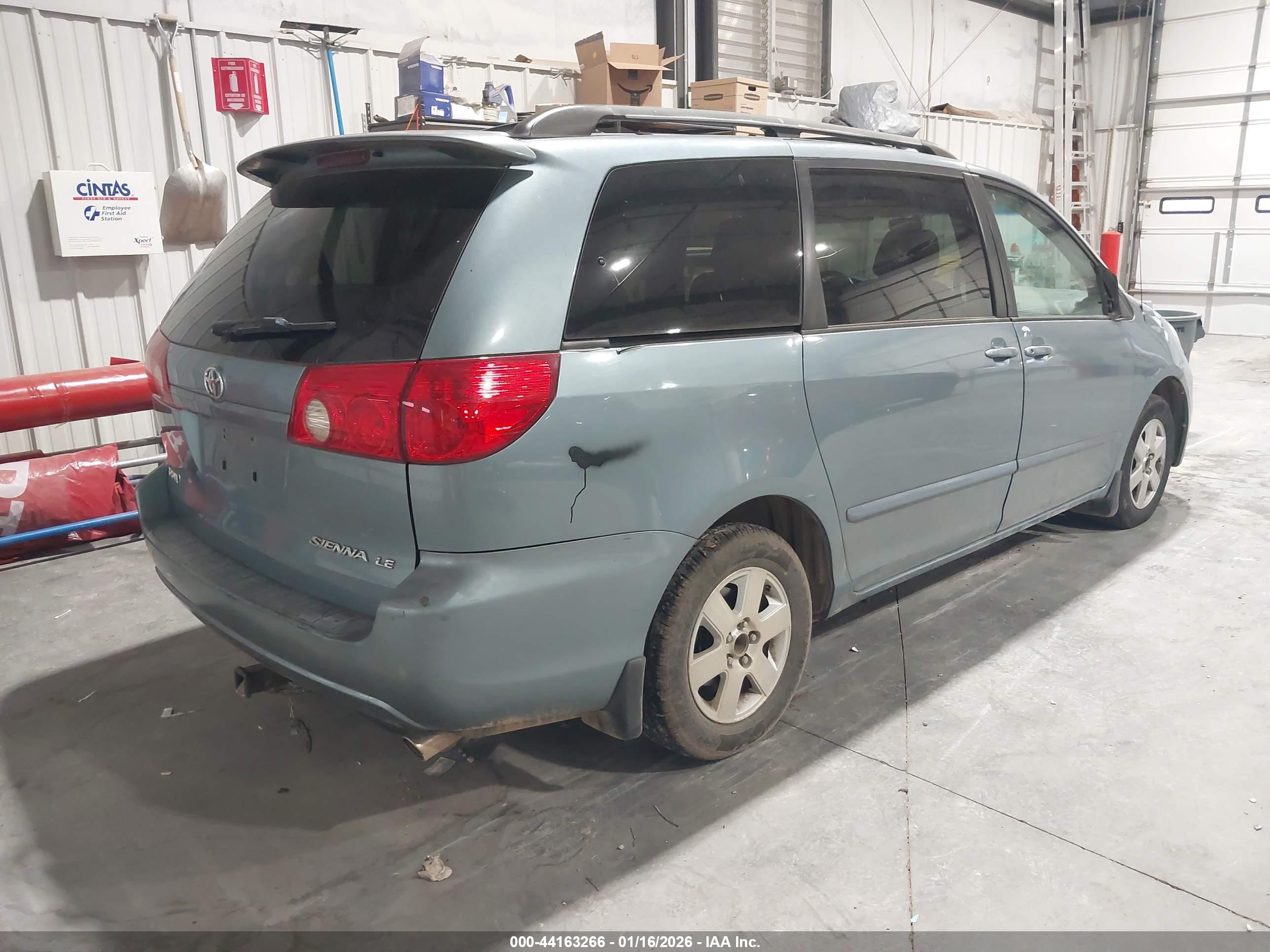 TOYOTA SIENNA image 4