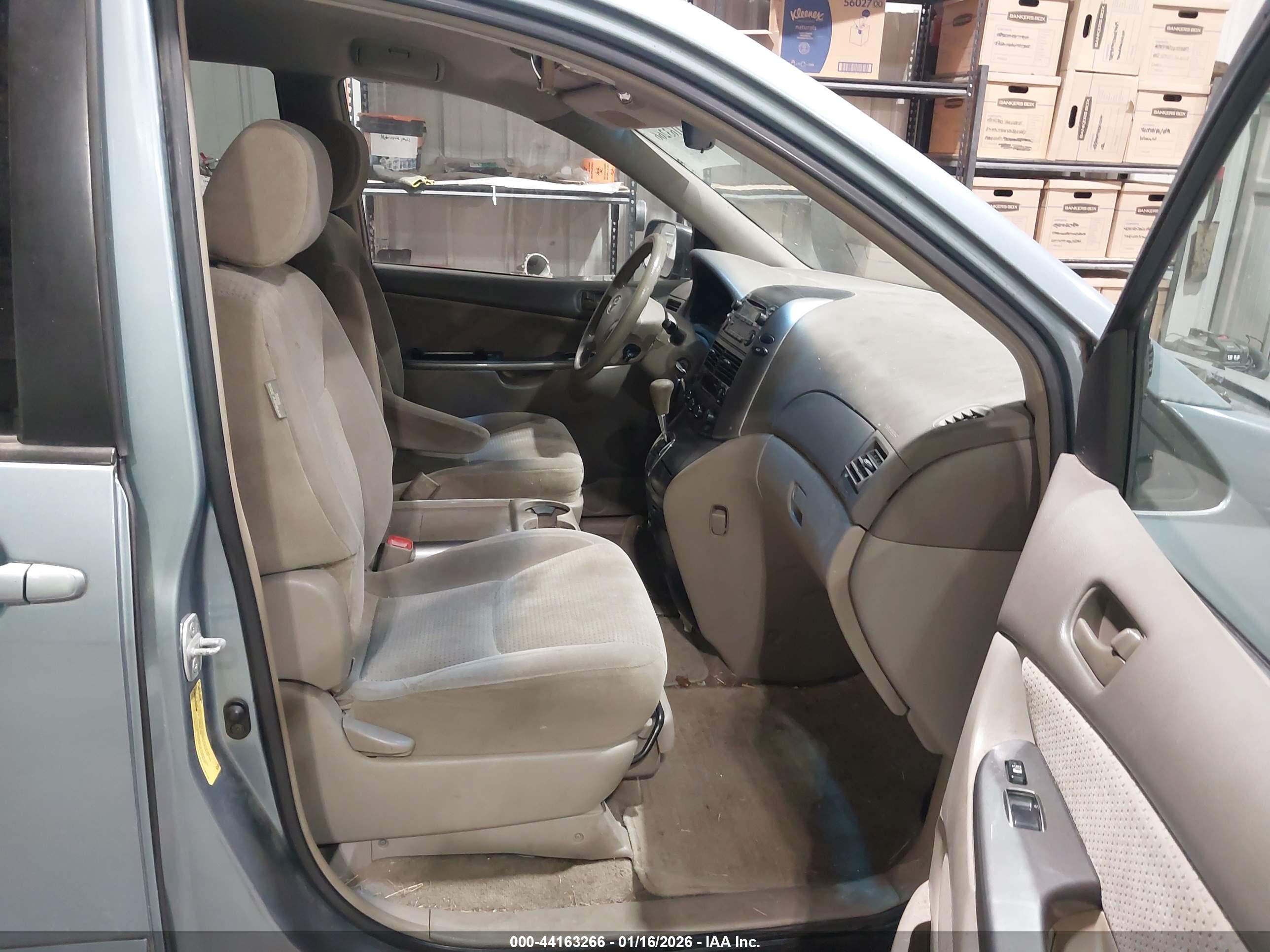 TOYOTA SIENNA image 5