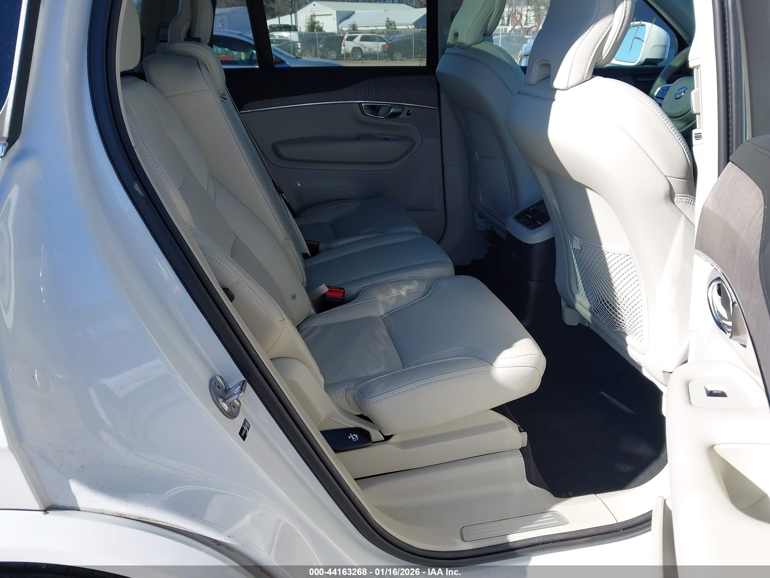 VOLVO XC90 image 8