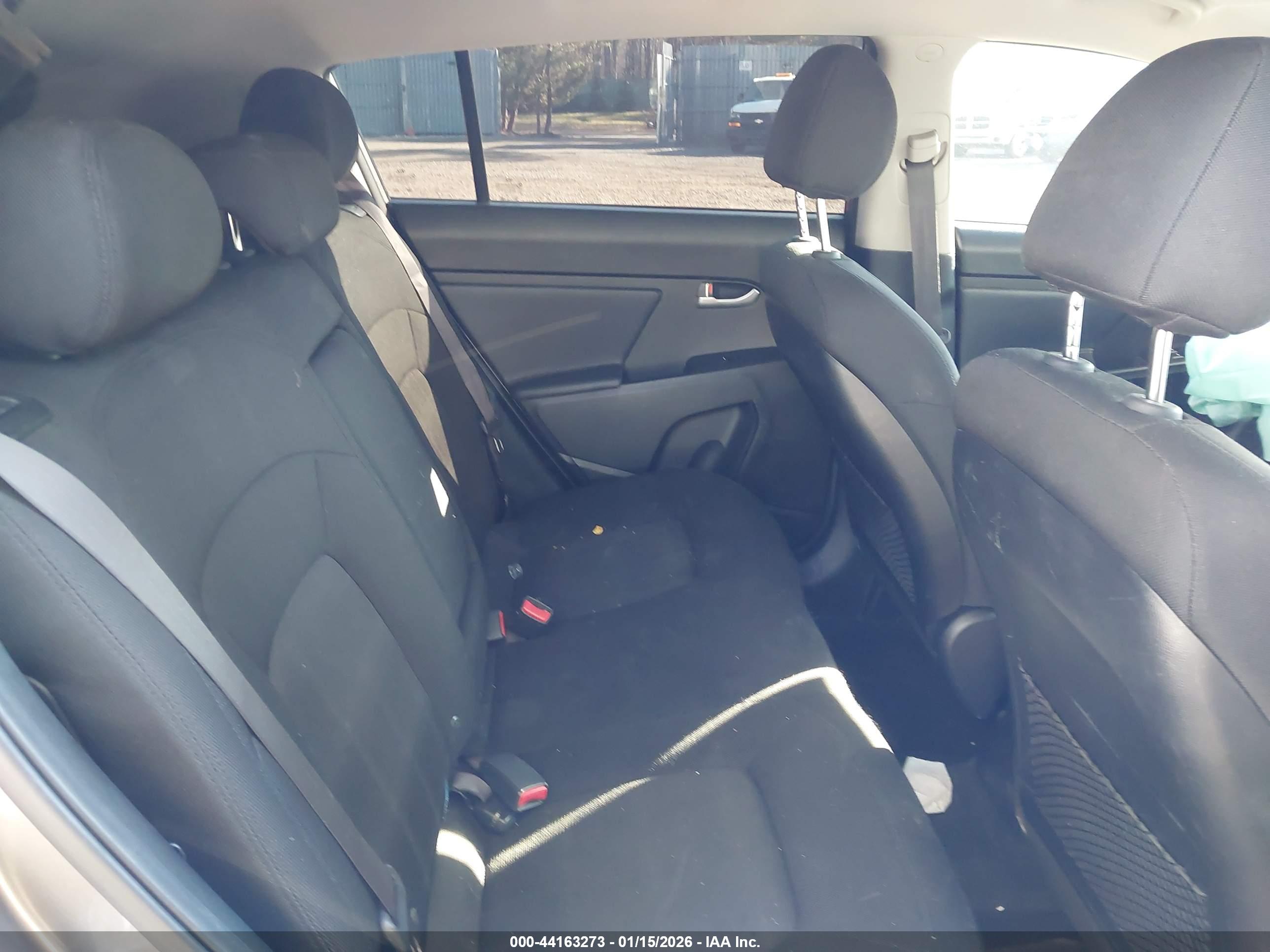 KIA SPORTAGE image 8