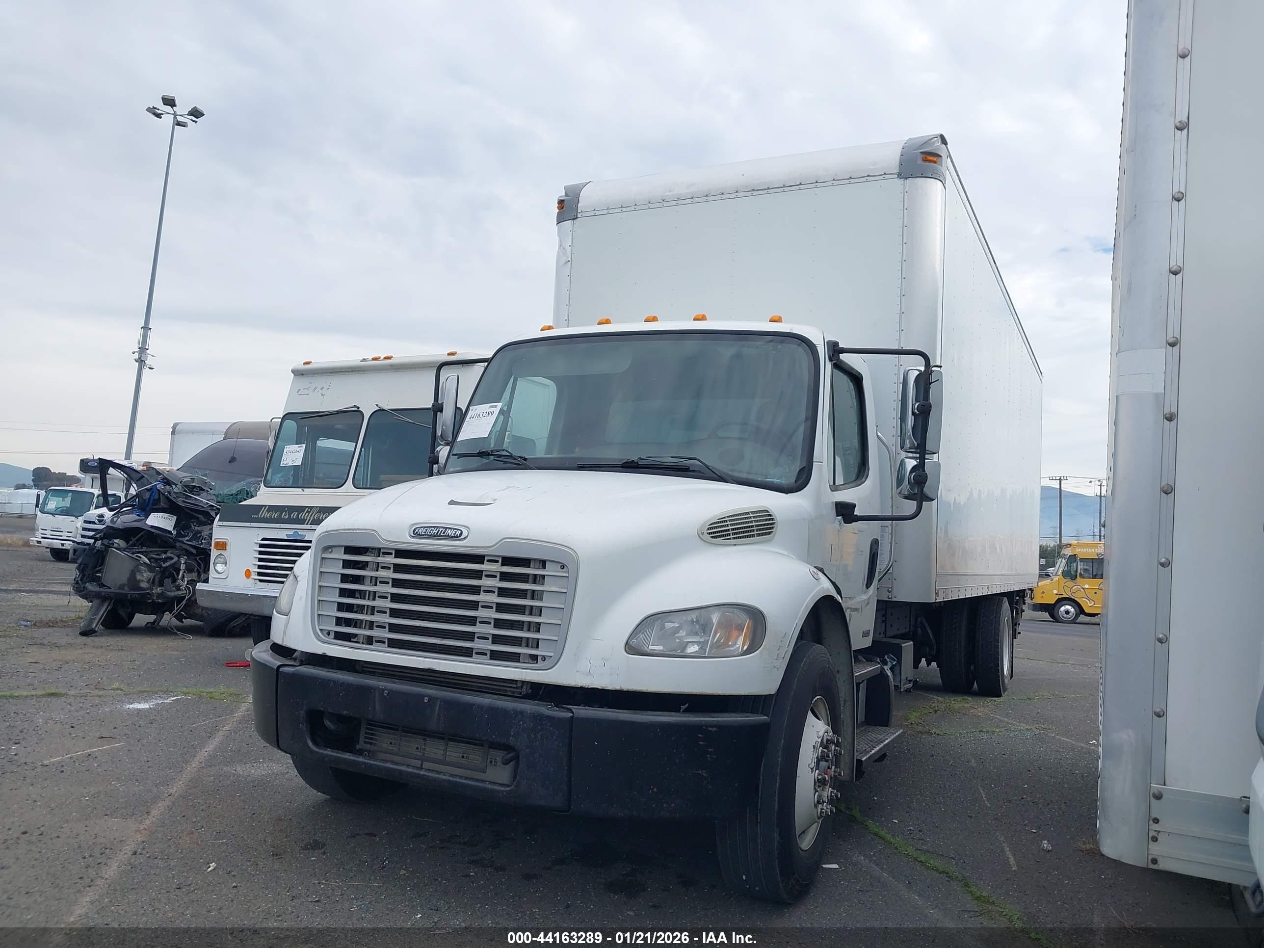 FREIGHTLINER M2 image 2