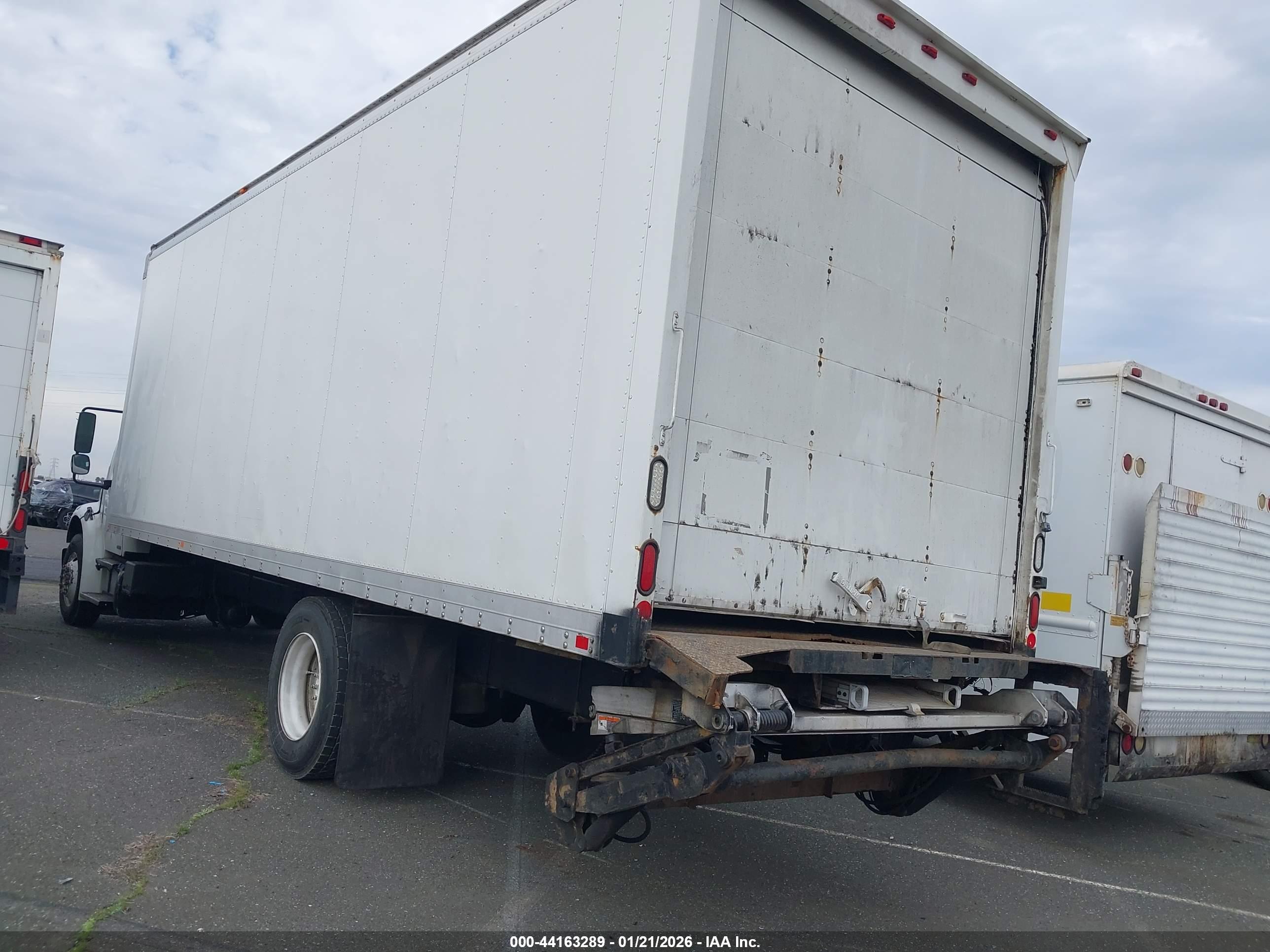 FREIGHTLINER M2 image 3