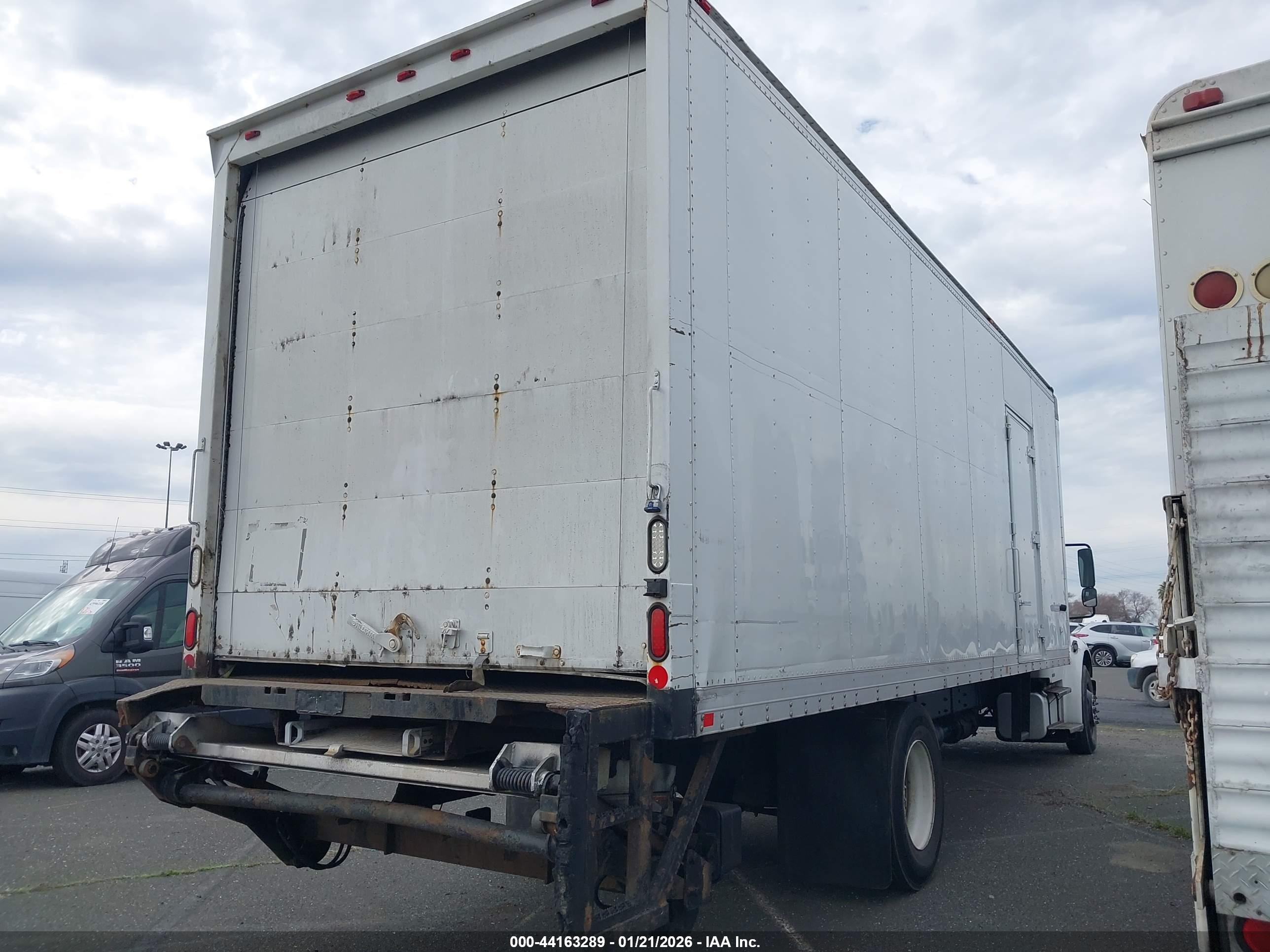 FREIGHTLINER M2 image 4
