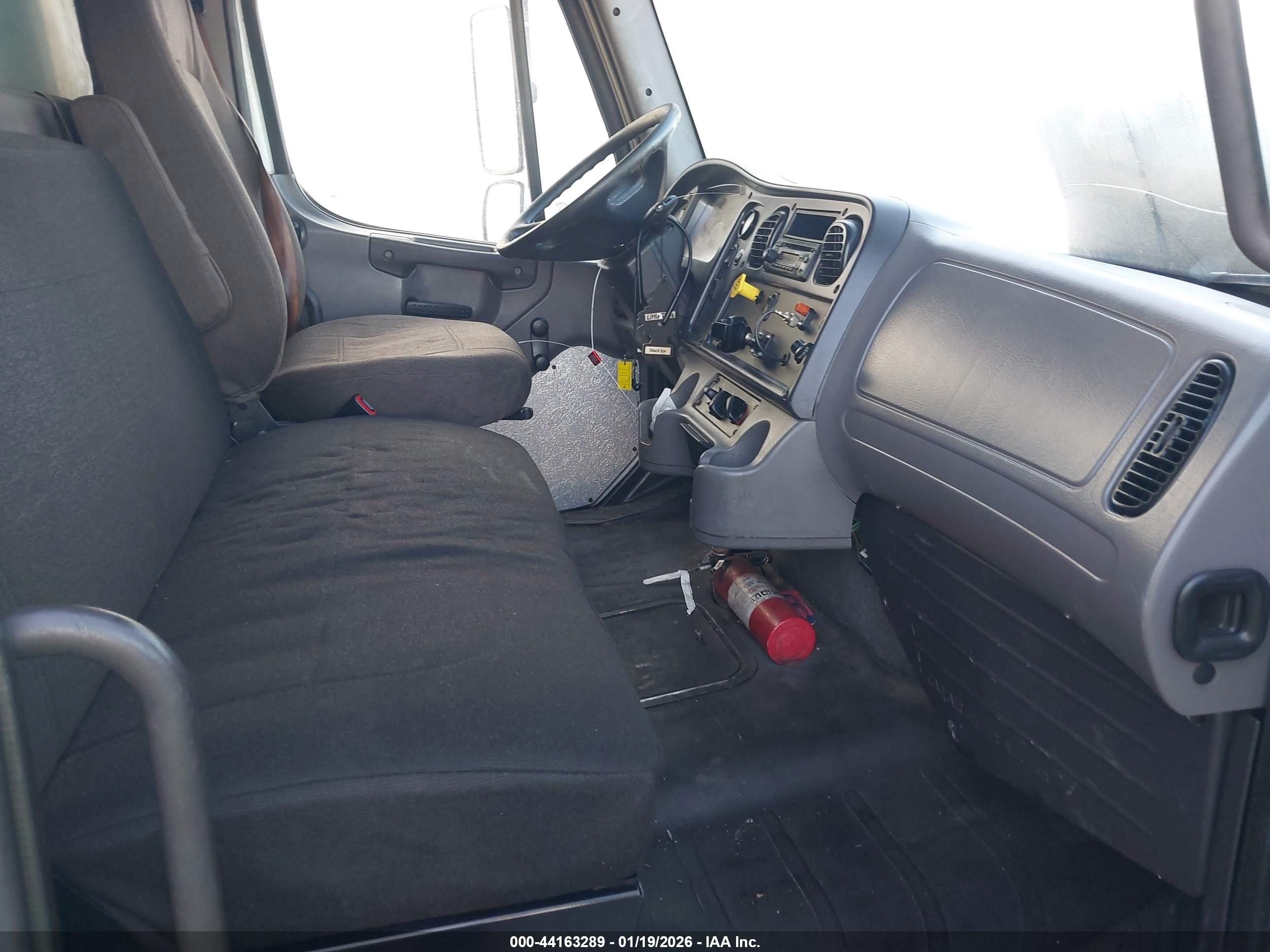 FREIGHTLINER M2 image 8