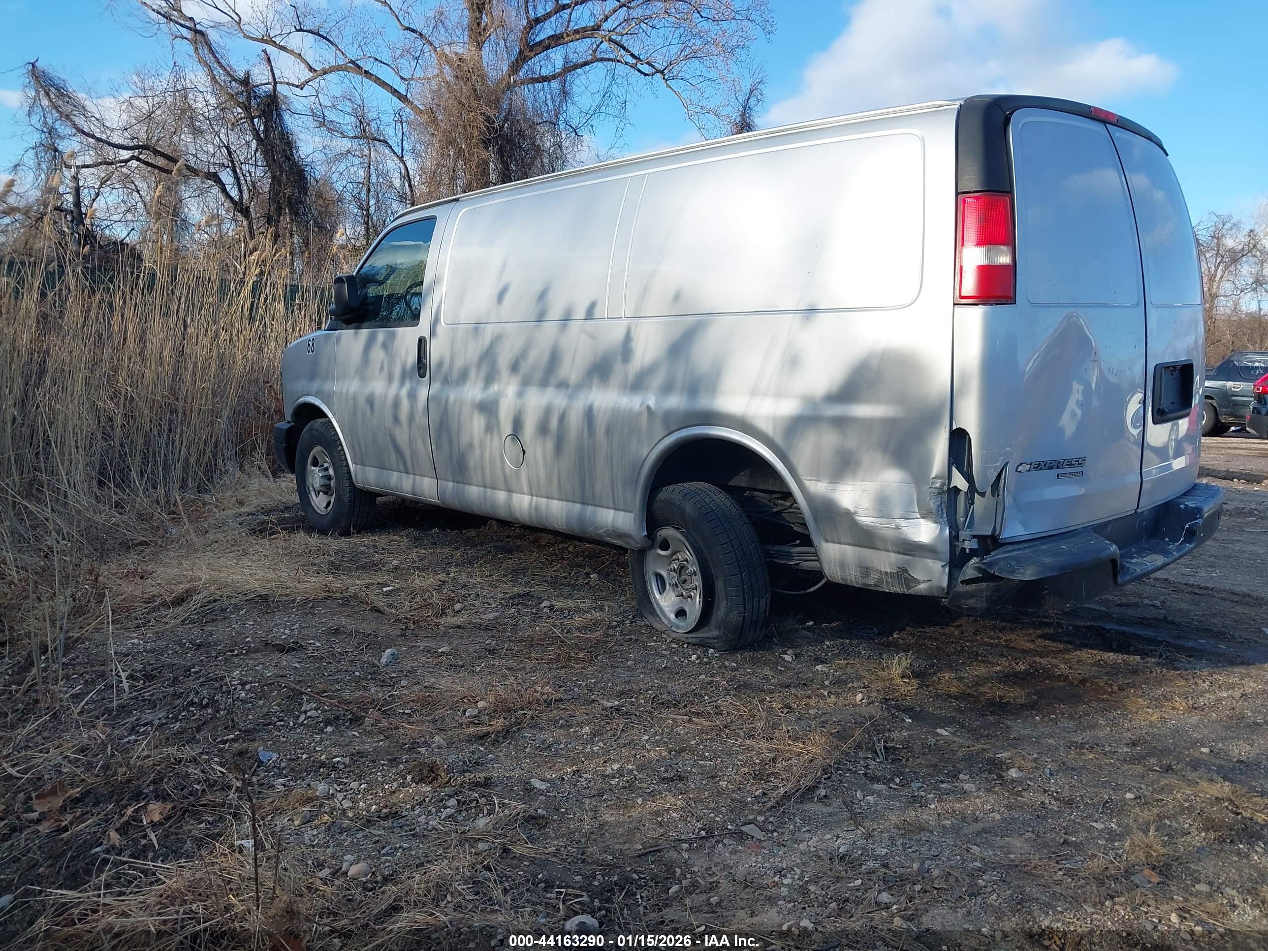 CHEVROLET EXPRESS image 3