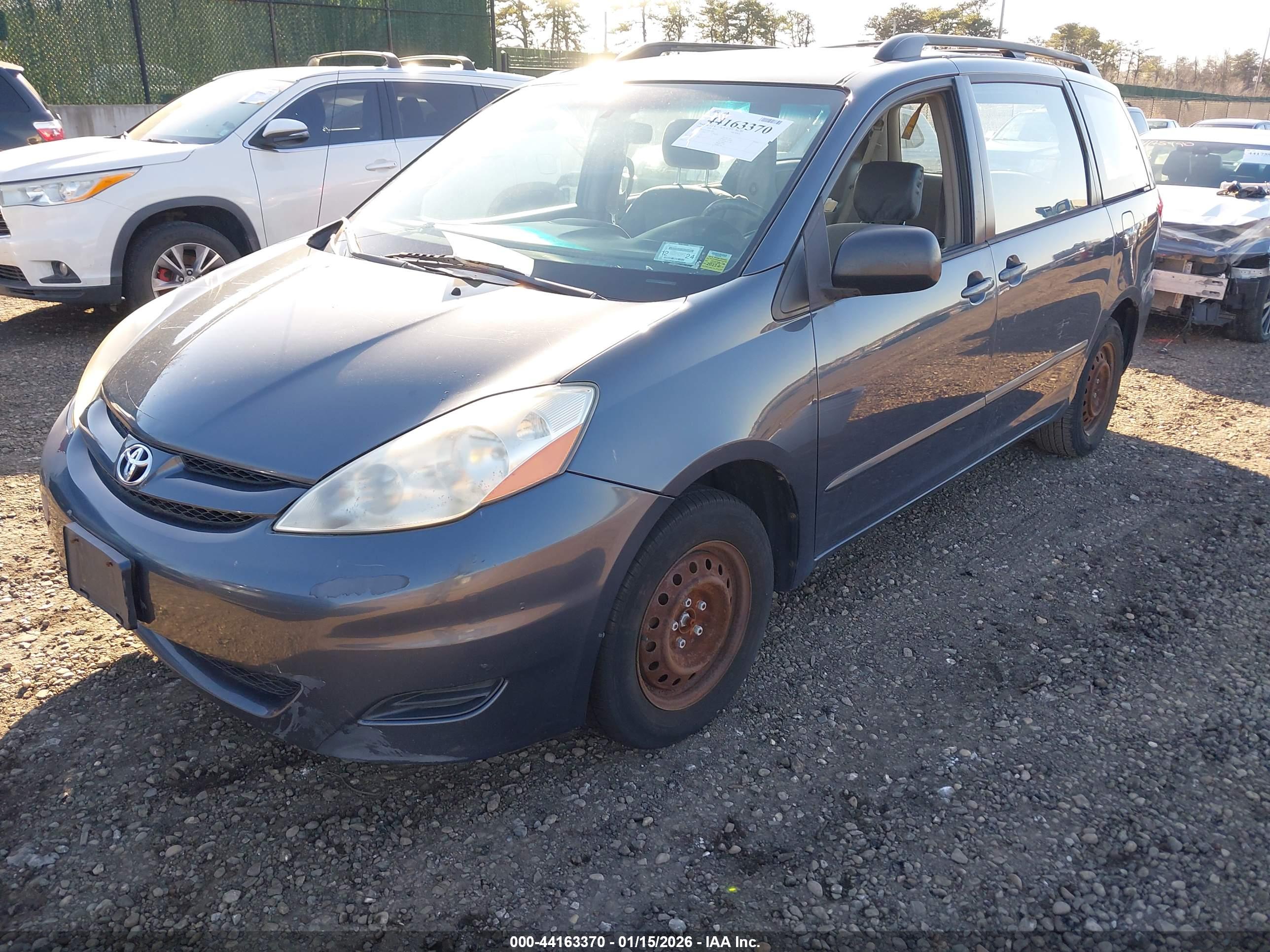 TOYOTA SIENNA image 2