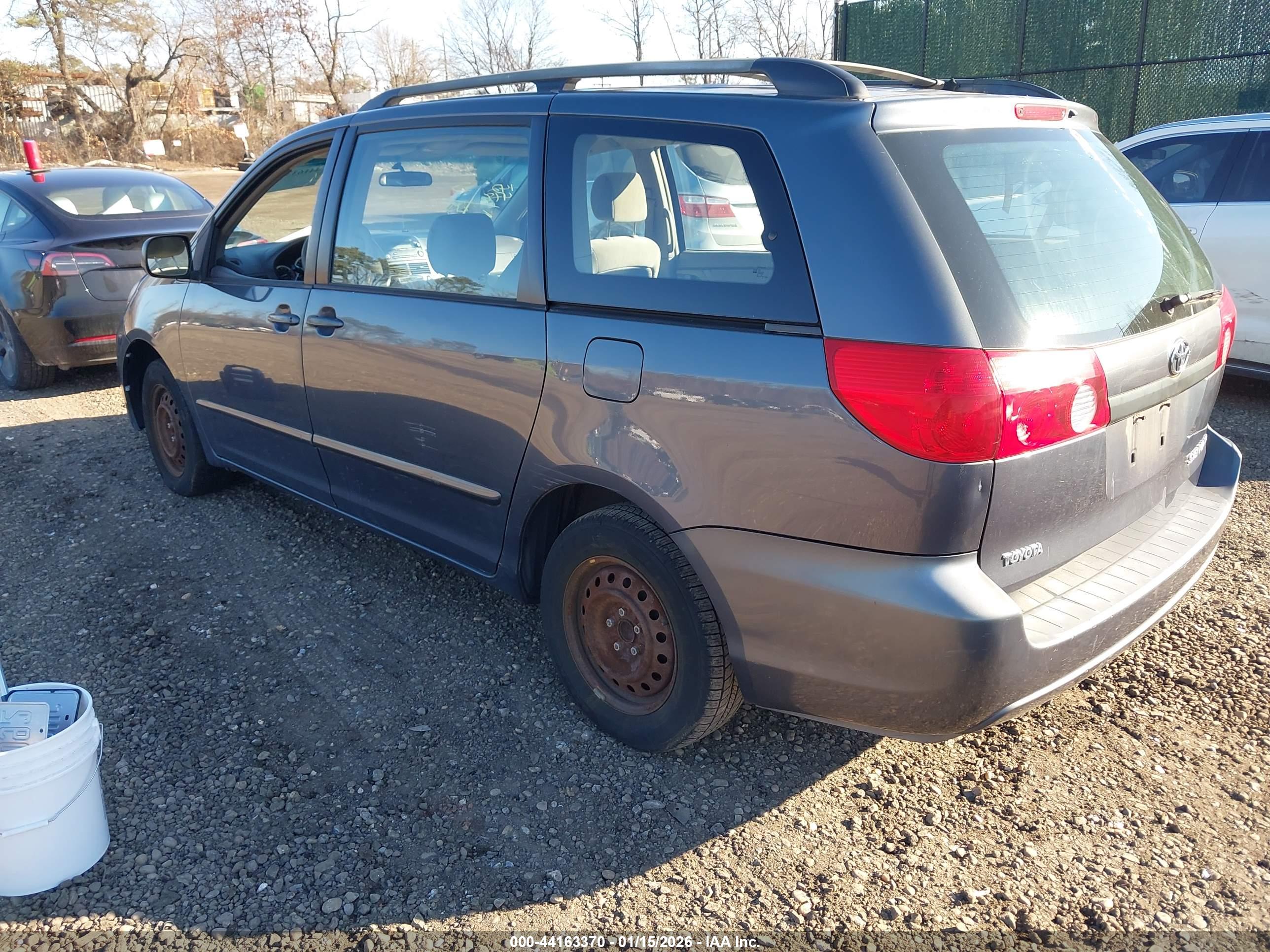 TOYOTA SIENNA image 3