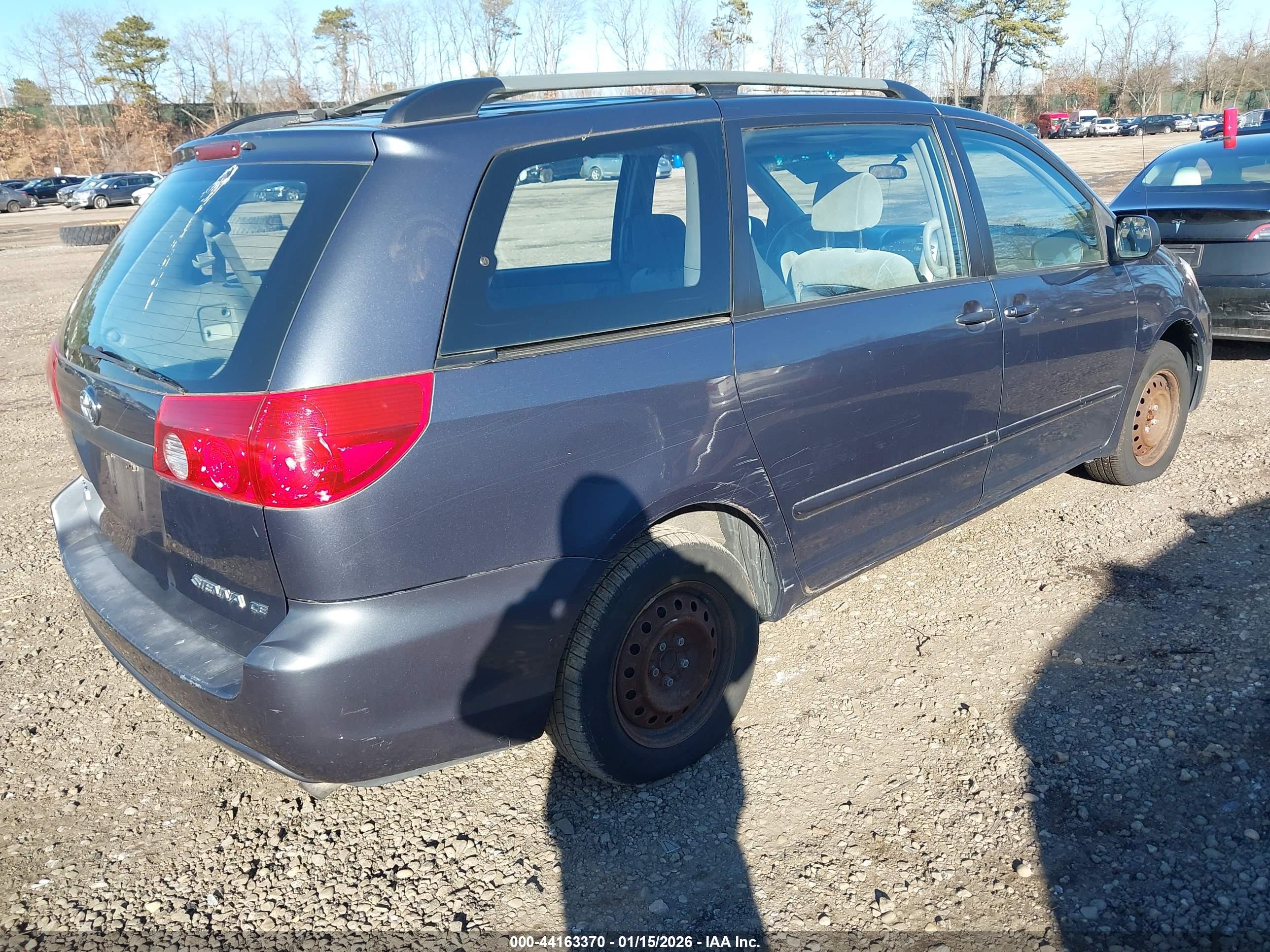 TOYOTA SIENNA image 4