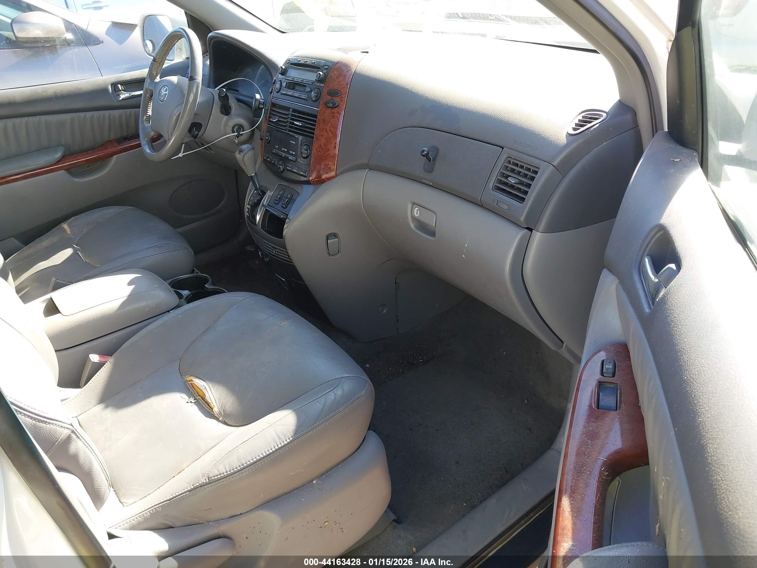 TOYOTA SIENNA image 5