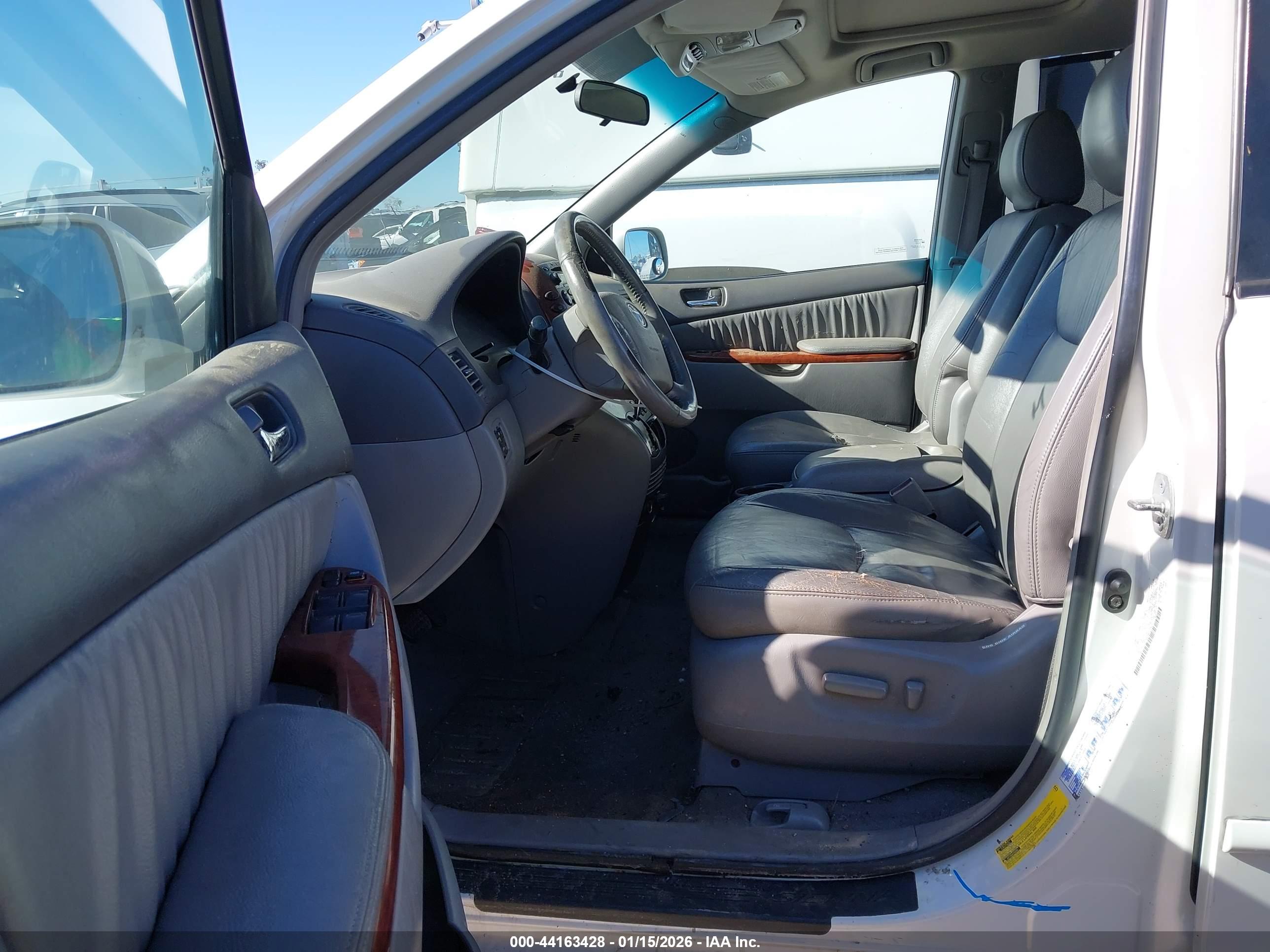 TOYOTA SIENNA image 6