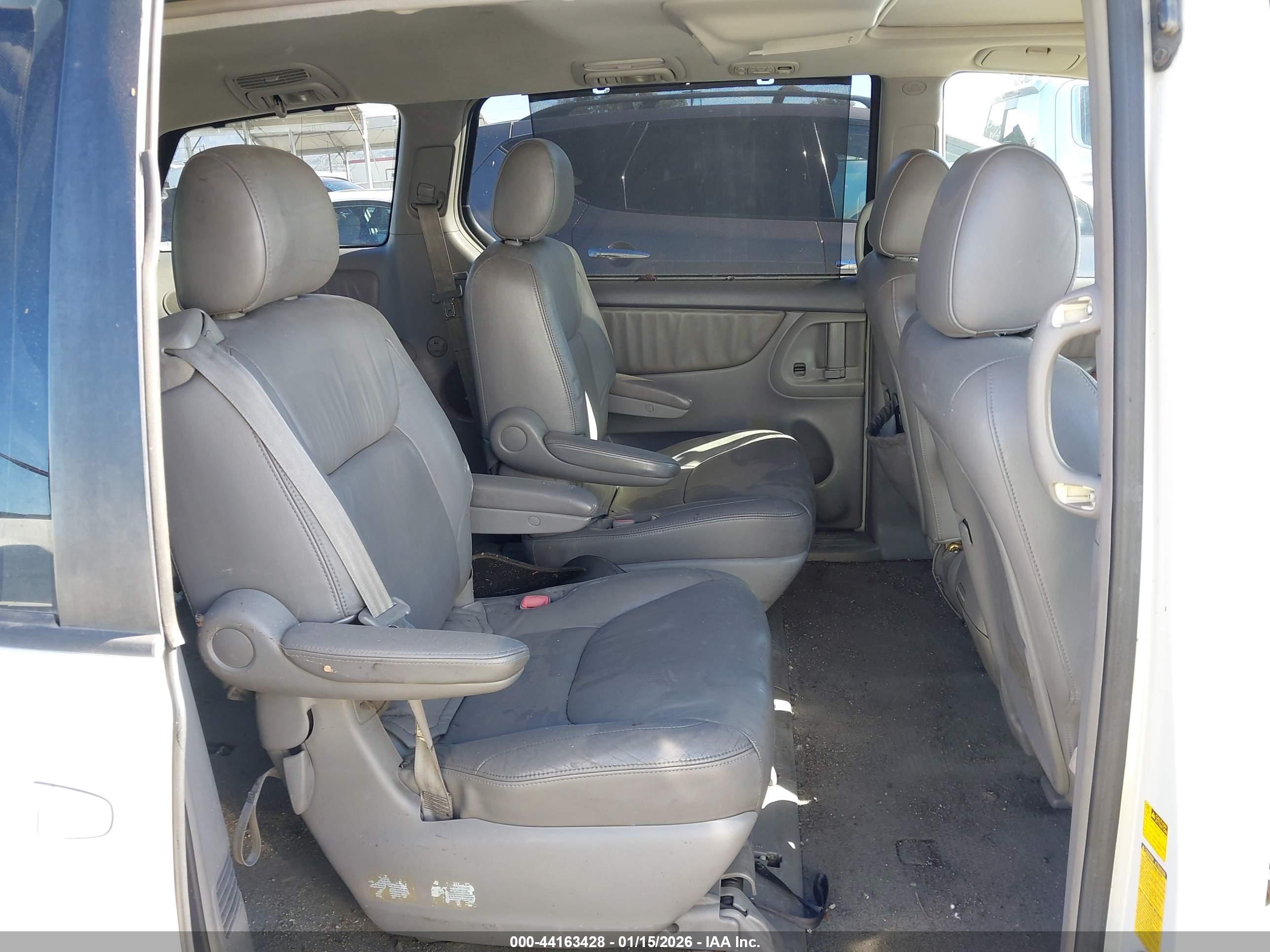 TOYOTA SIENNA image 8