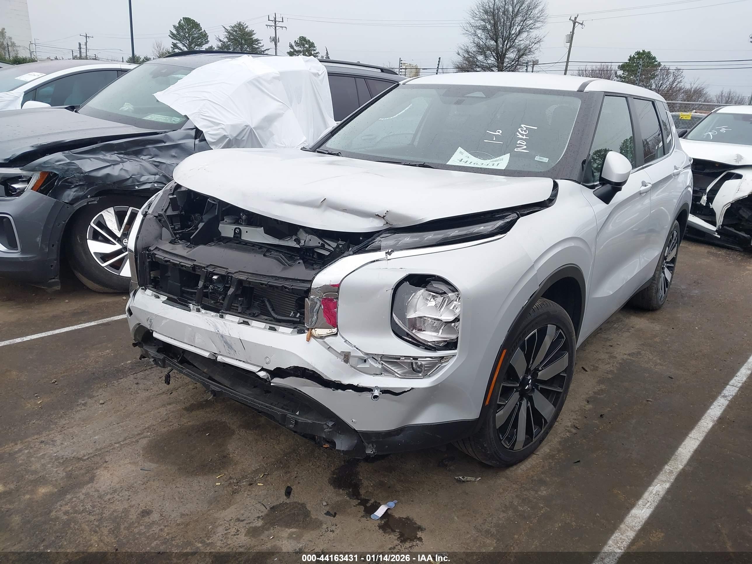 MITSUBISHI OUTLANDER image 2