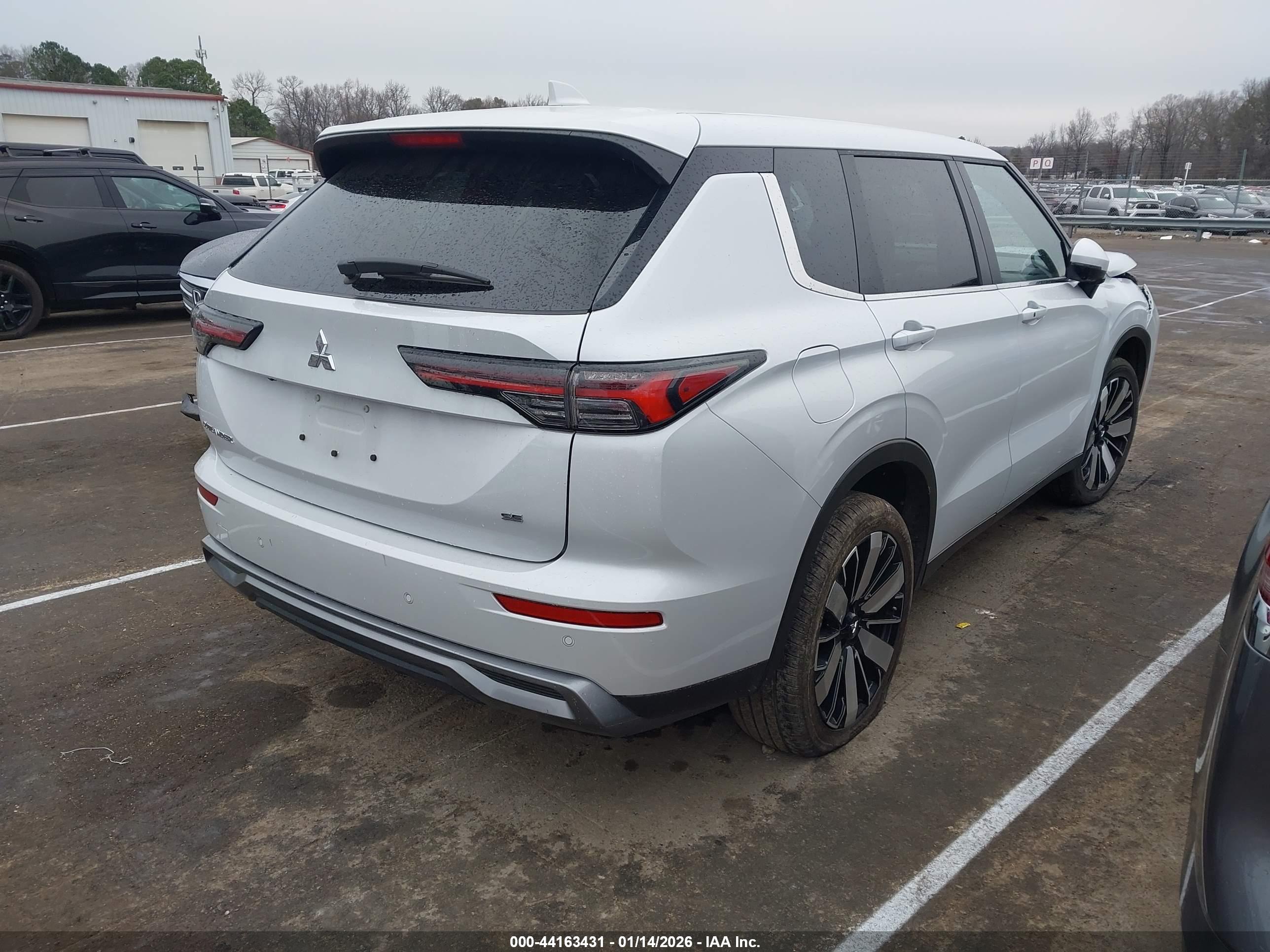 MITSUBISHI OUTLANDER image 4