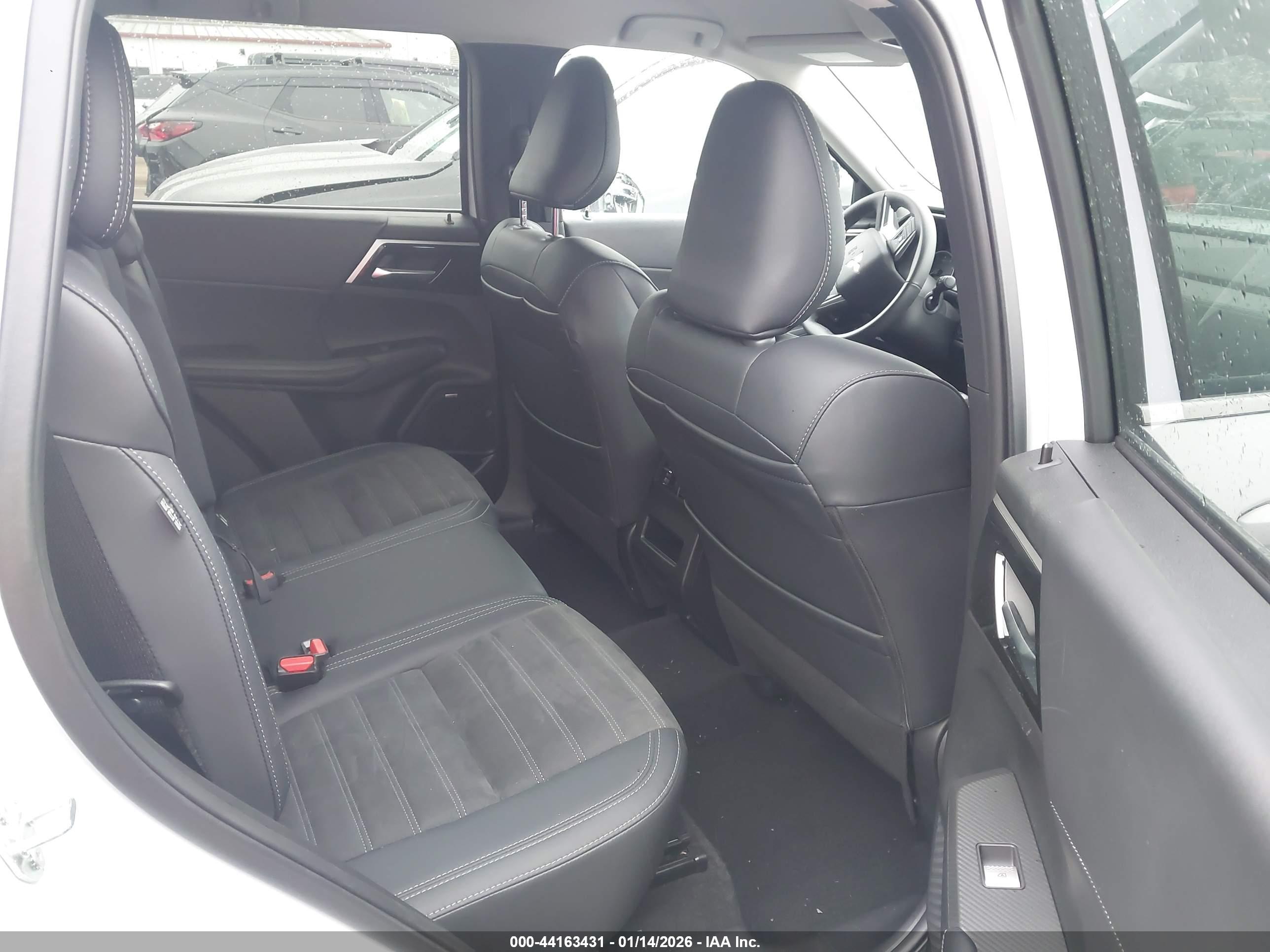 MITSUBISHI OUTLANDER image 8