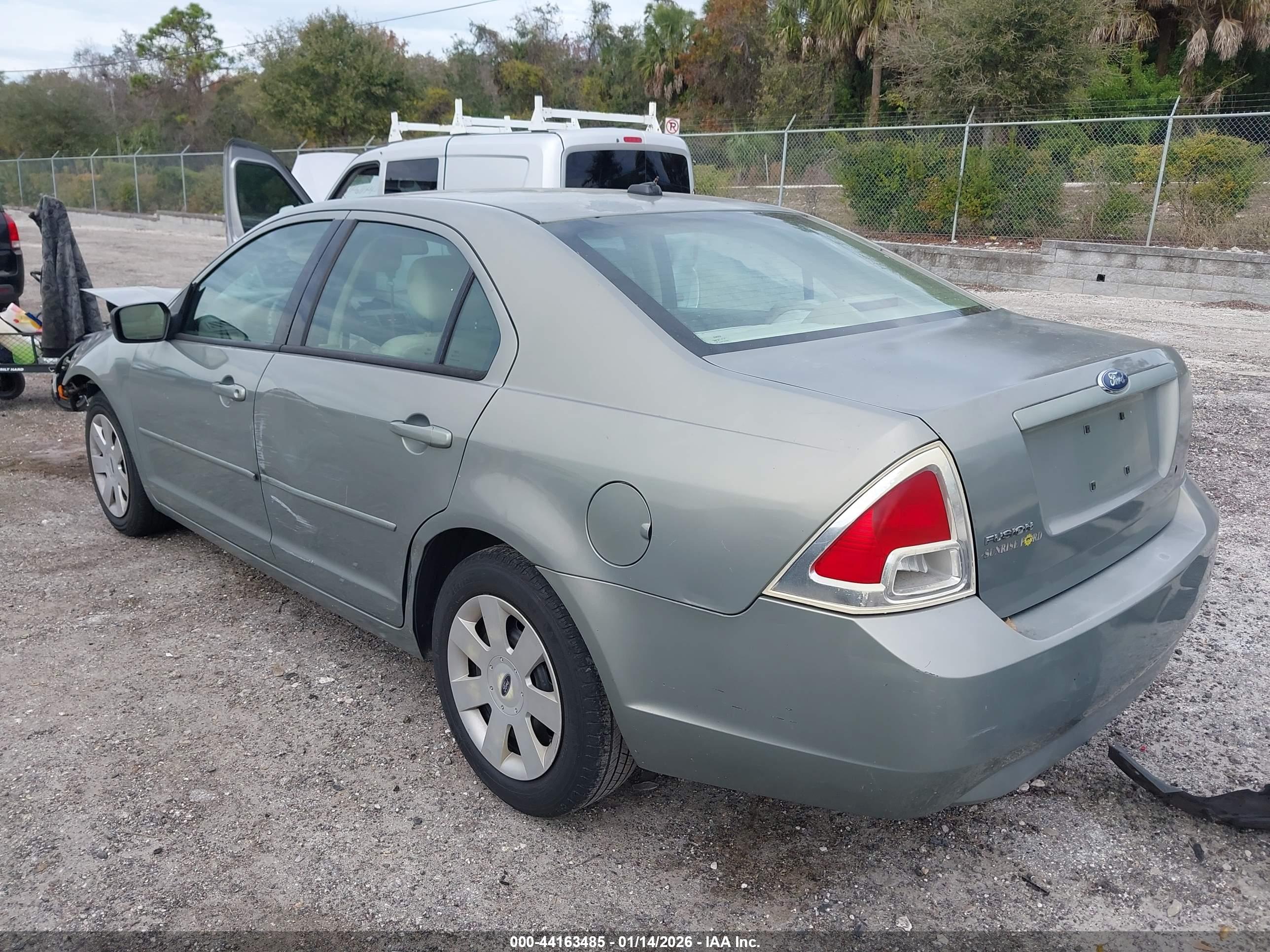 FORD FUSION image 3