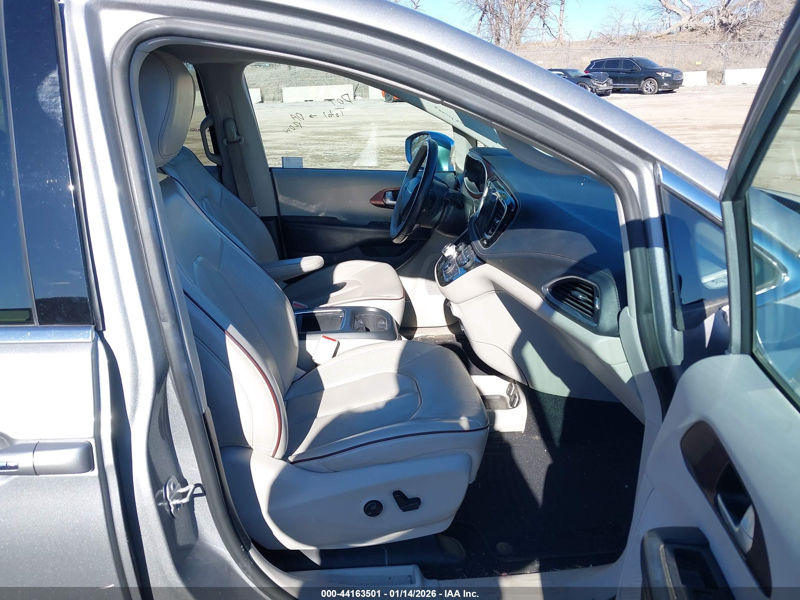 CHRYSLER PACIFICA image 5