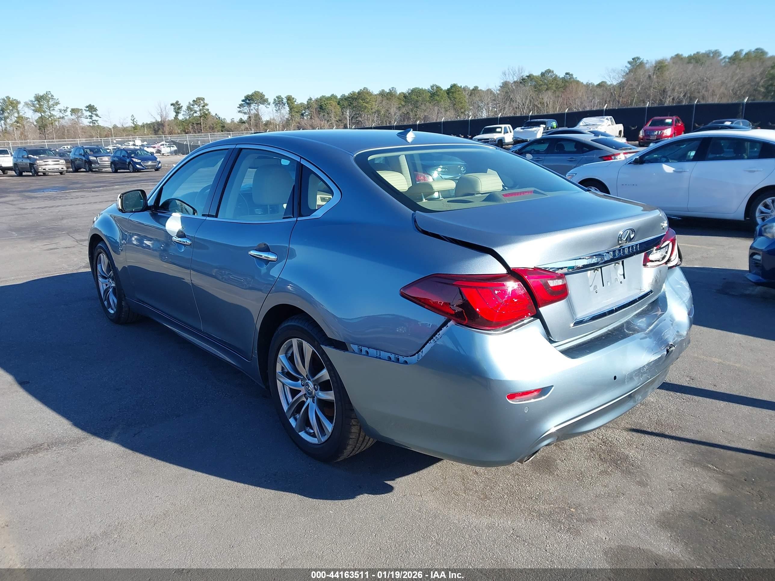 INFINITI Q70 image 3